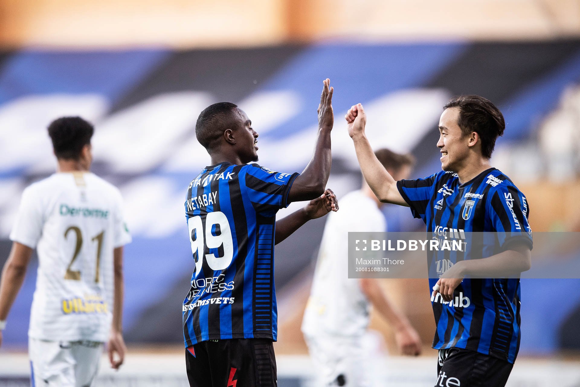 Sirius Nahom Girmai Netabay och Yukiya Sugita  jublar