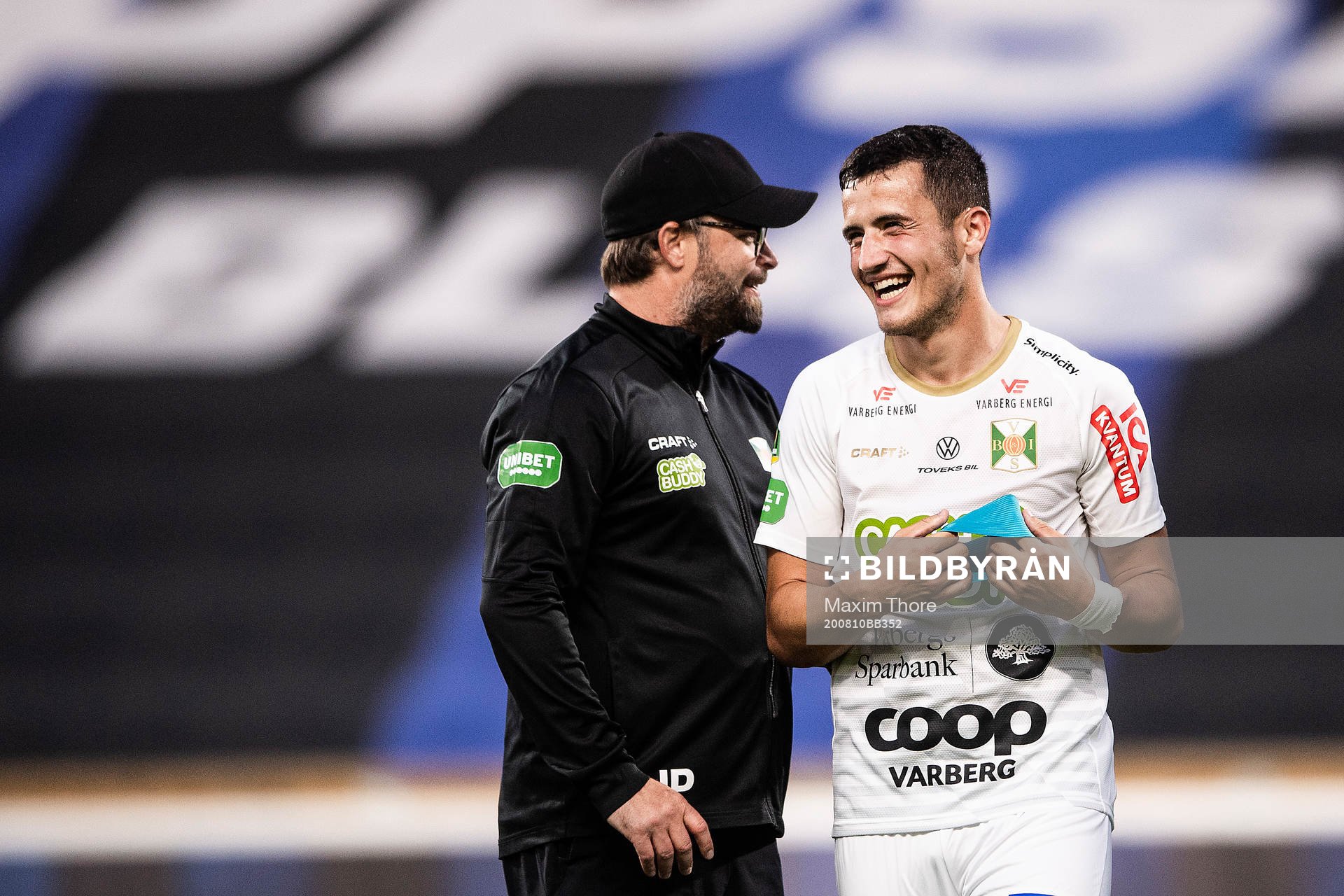 Varbergs tränare Joakim Persson och Astrit Selmani jublar