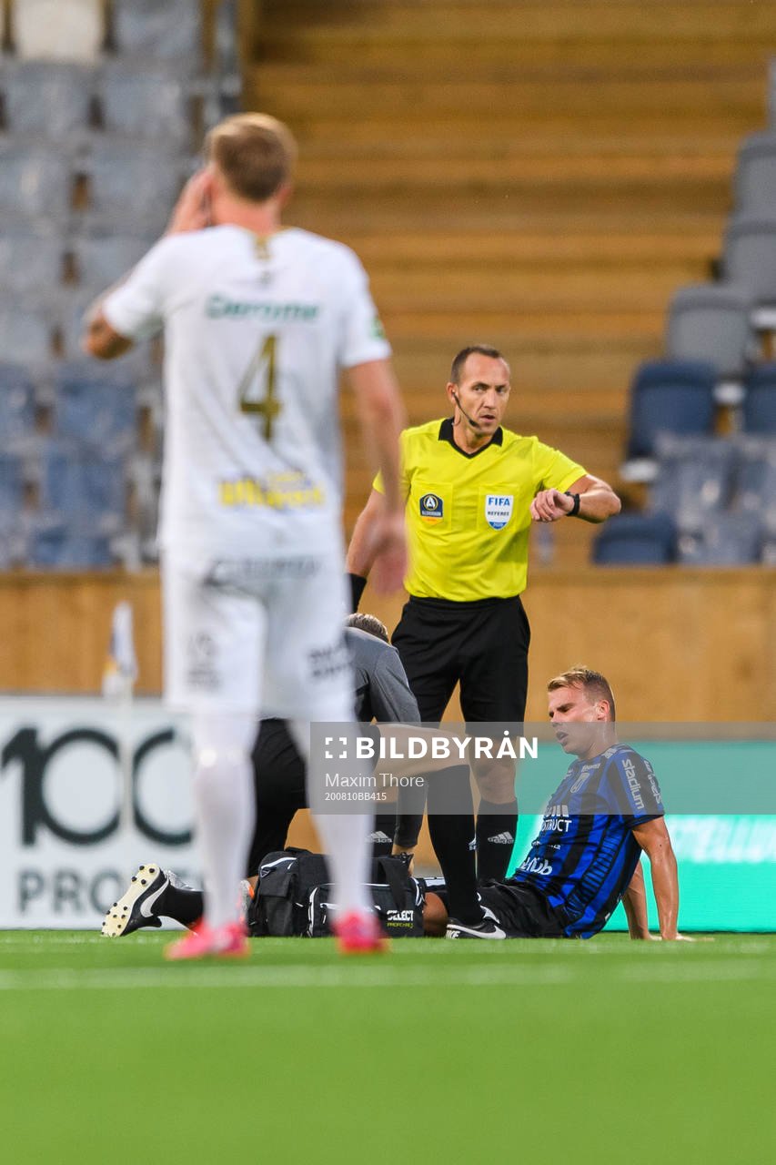 Sirius Elias Andersson har ont och får vård