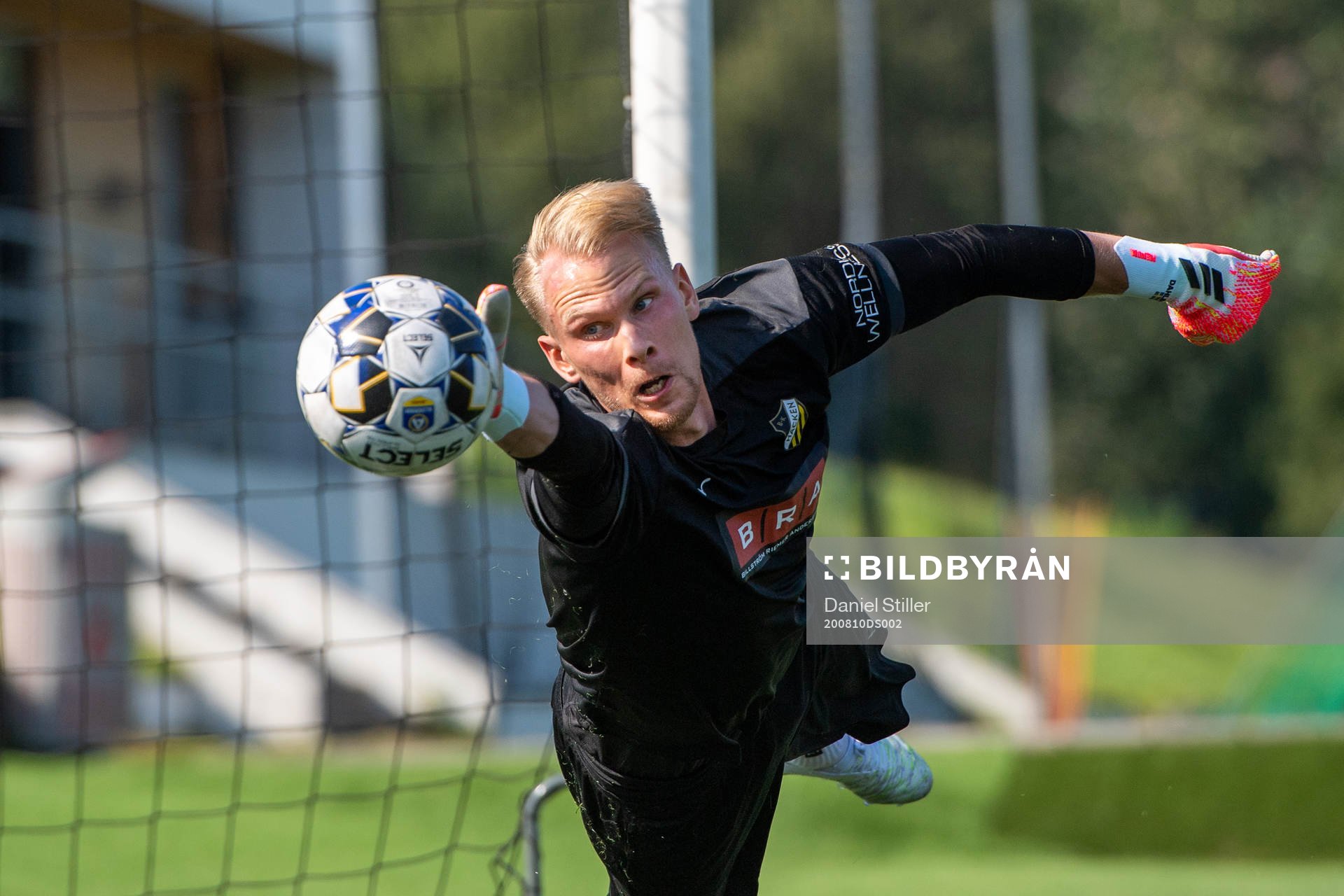 Målvakten Pontus Dahlberg tränar med Häcken