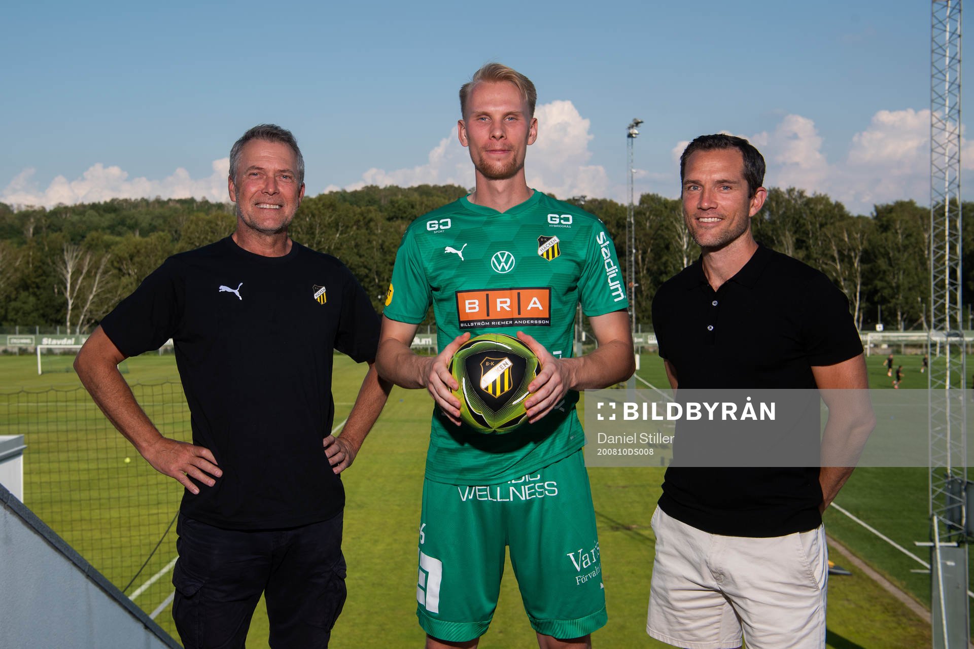 Målvakten Pontus Dahlberg presenteras som nyförvärv för Häcken. Här tillsammans med sportchef Sonny Karlsson och assisterande sportchef Martin Ericsson den 10 augusti 2020 i Göteborg.