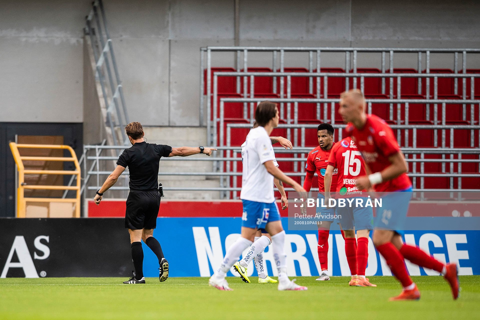 Domare Kristoffer Karlsson dömer en straff