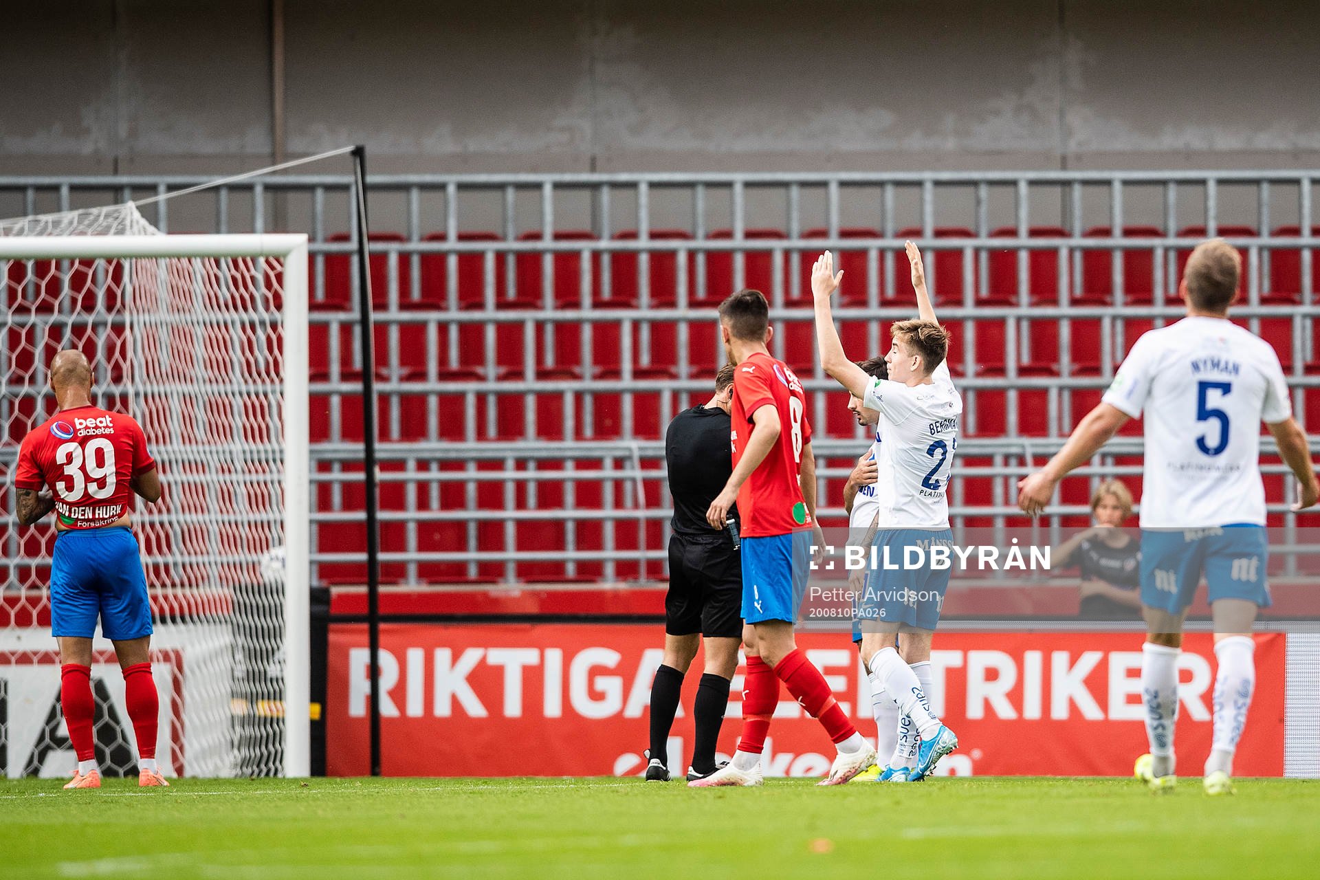 IFK Norrköpings Isak Bergmann Jóhannesson protesterar mot