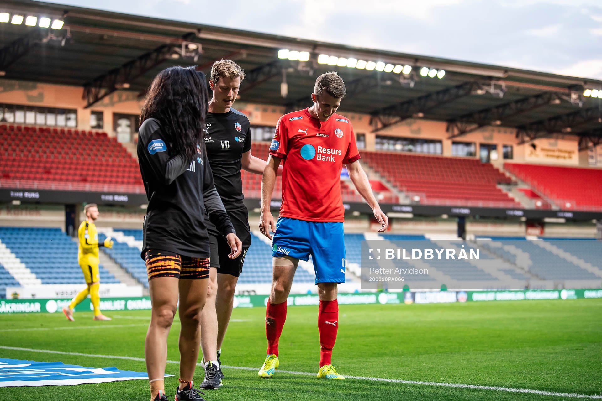 Helsingborgs Adam Eriksson lämnar planen skadad