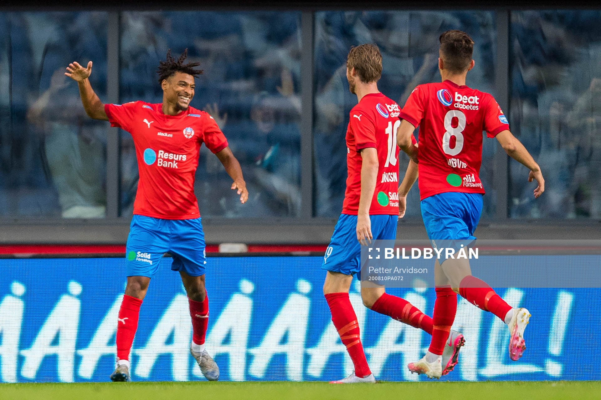 Helsingborgs Rasmus Jönsson (m) jublar med Joseph Ceesay