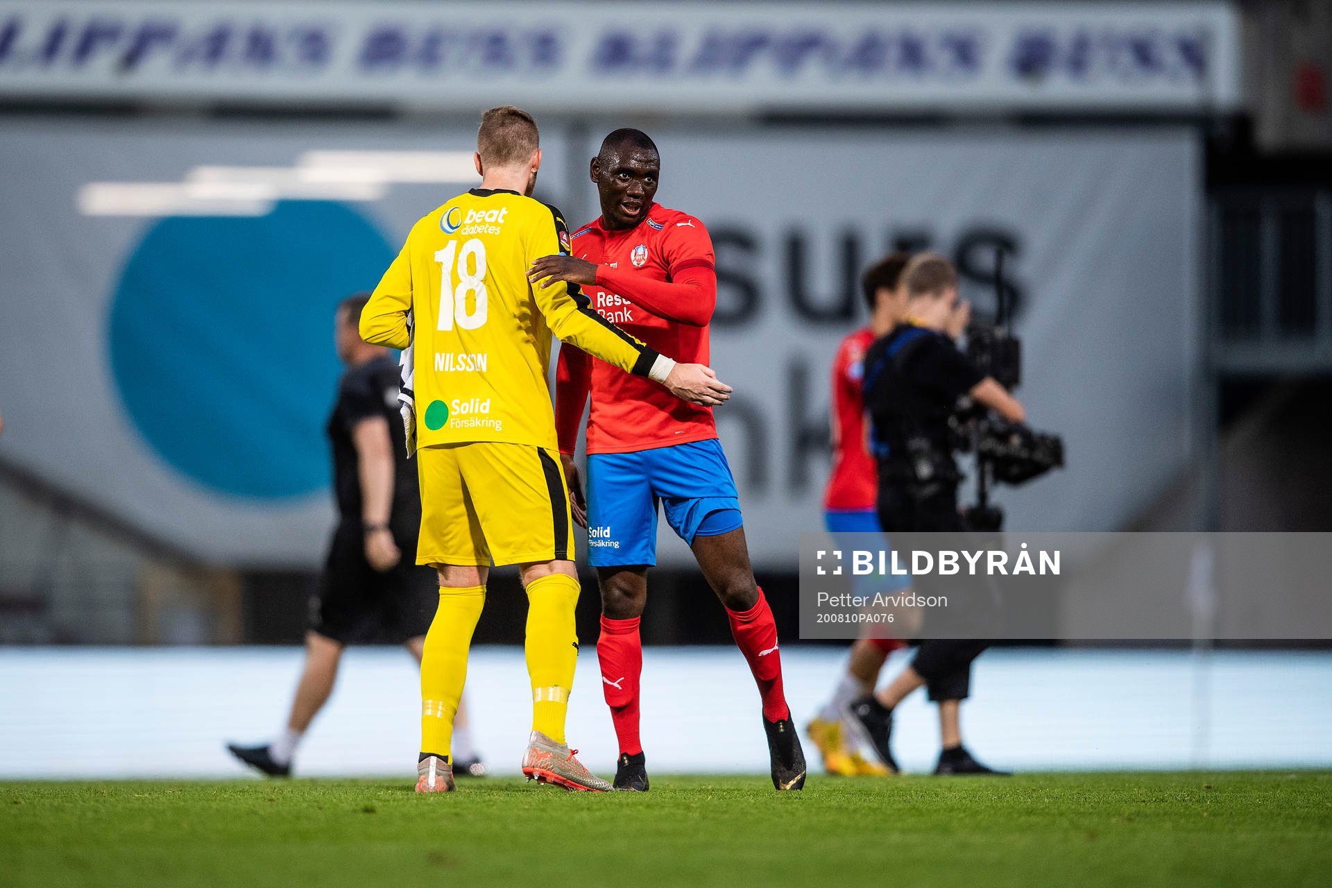 Helsingborgs Helsingborgs målvakt Alexander Nilsson och Ravy Tsouka Dozi jublar efter fotbollsmatchen i Allsvenskan mellan Helsingborg och IFK Norrköping den 10 augusti 2020 i Helsingborg.