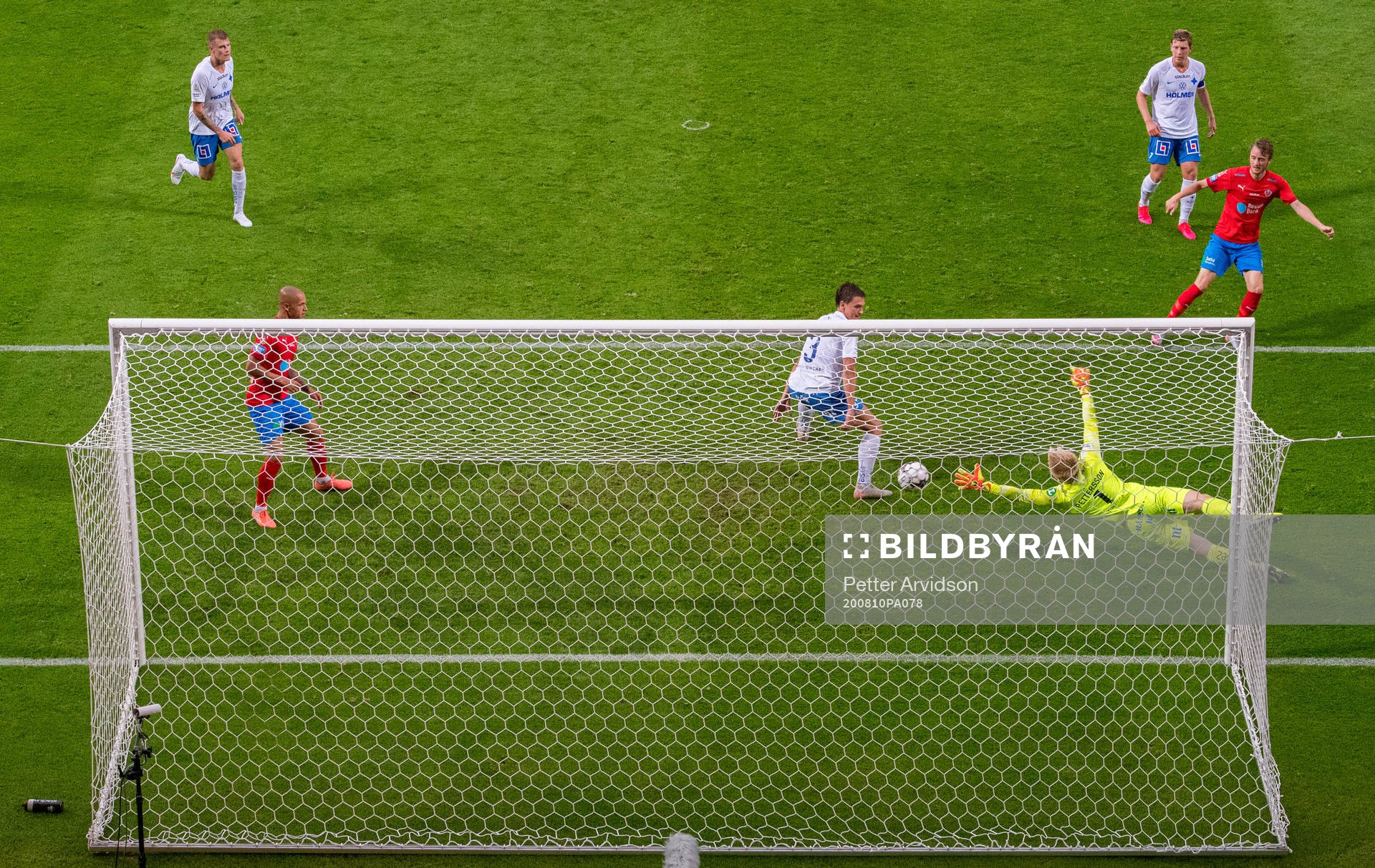 Helsingborgs Rasmus Jönsson gör det matchavgörande 3-2 målet bakom IFK Norrköpings målvakt Isak Pettersson, Rasmus Stensbæk Lauritsen och Alexander Fransson under fotbollsmatchen i Allsvenskan mellan Helsingborg och IFK Norrköping den 10 augusti 2020 i Helsingborg.