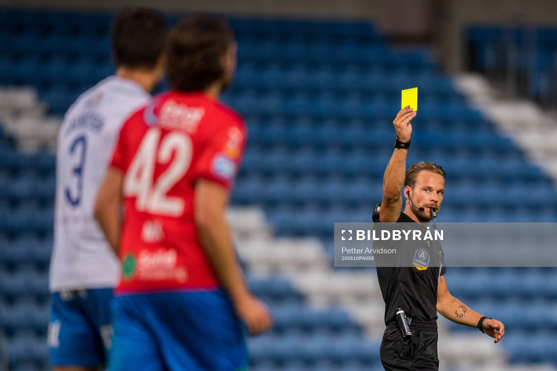 Domare Kristoffer Karlsson ger gult kort till IFK