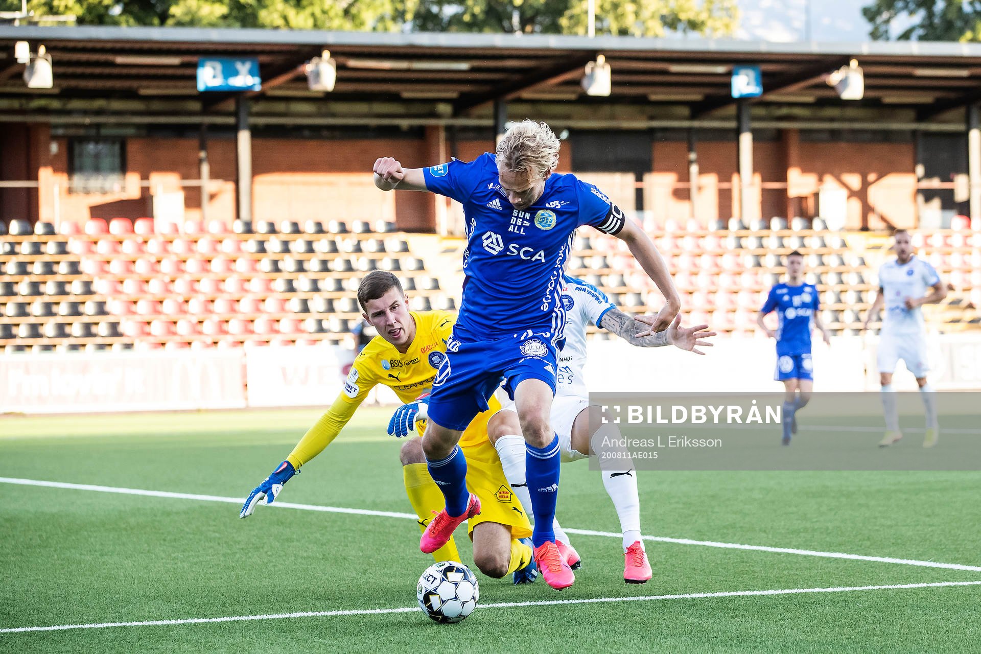 Sundsvalls Pontus Engblom mot Akropolis målvakt Samuel