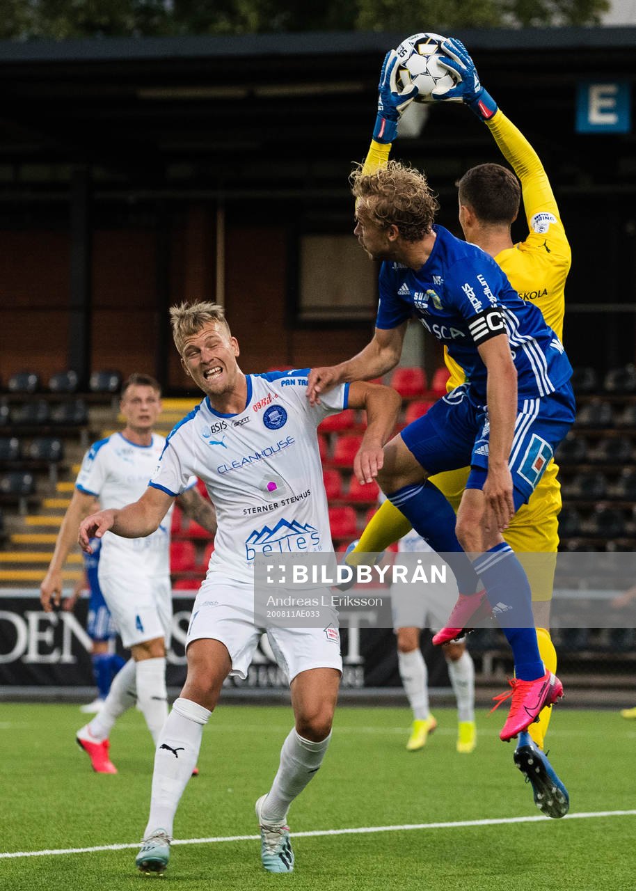 Akropolis målvakt Samuel Brolin plockar ner bollen