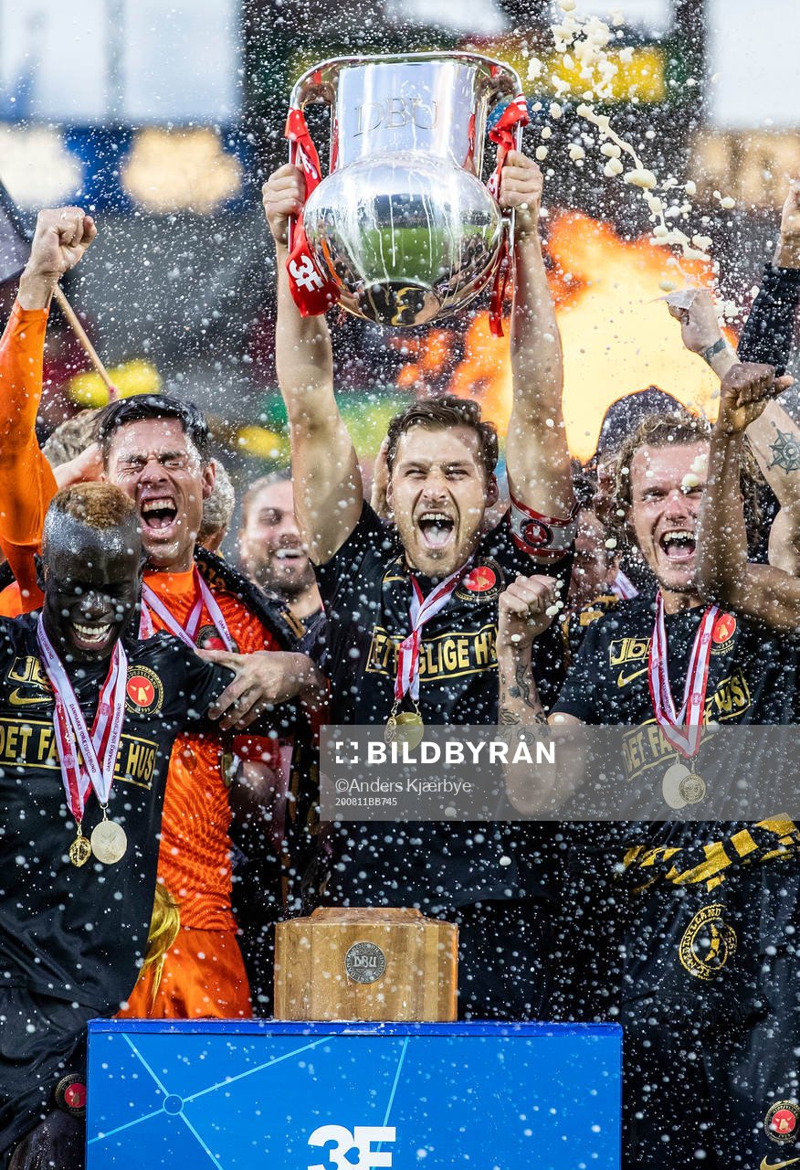 [DK=20200726: Spillerne fra FC Midtjylland fejrer