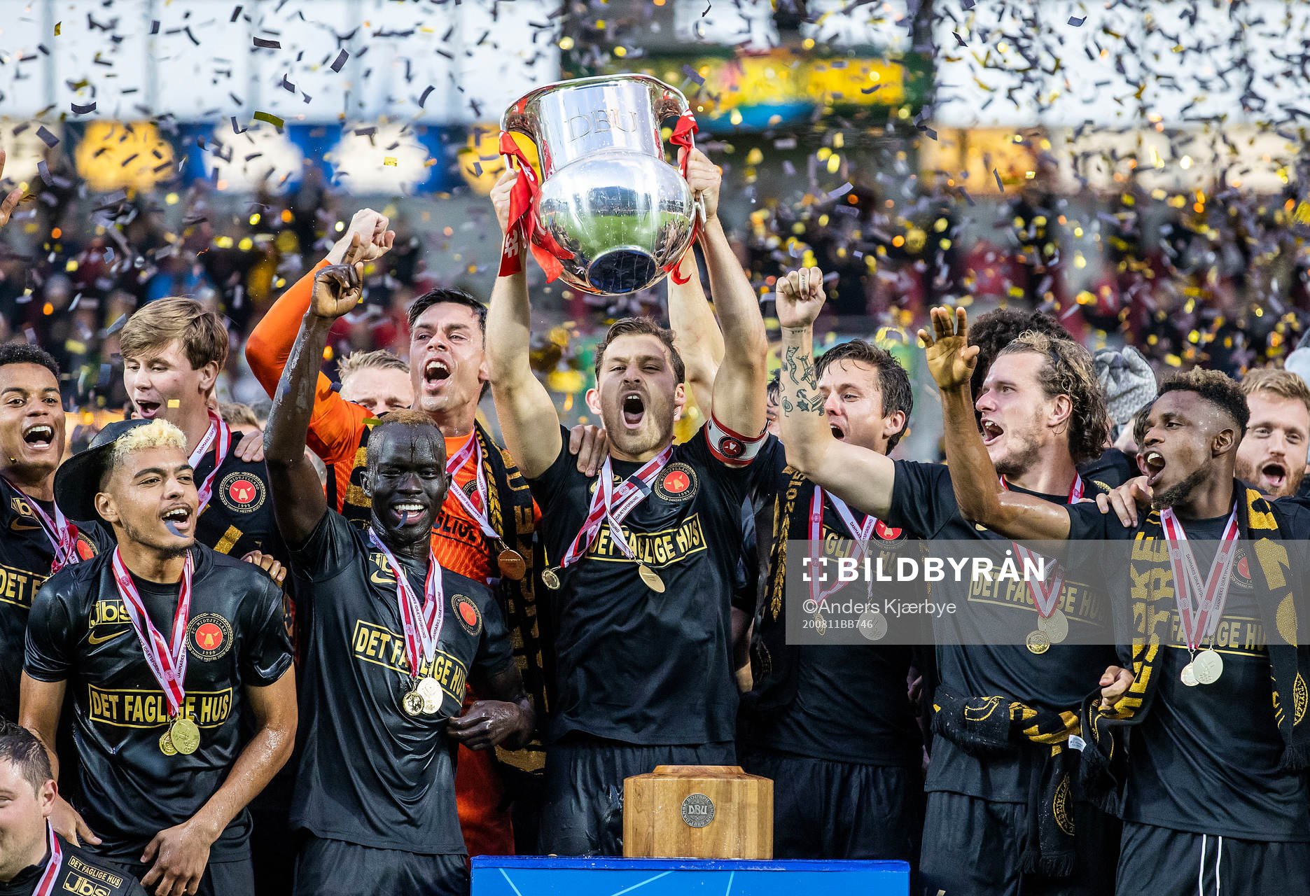 [DK=20200726: Spillerne fra FC Midtjylland fejrer