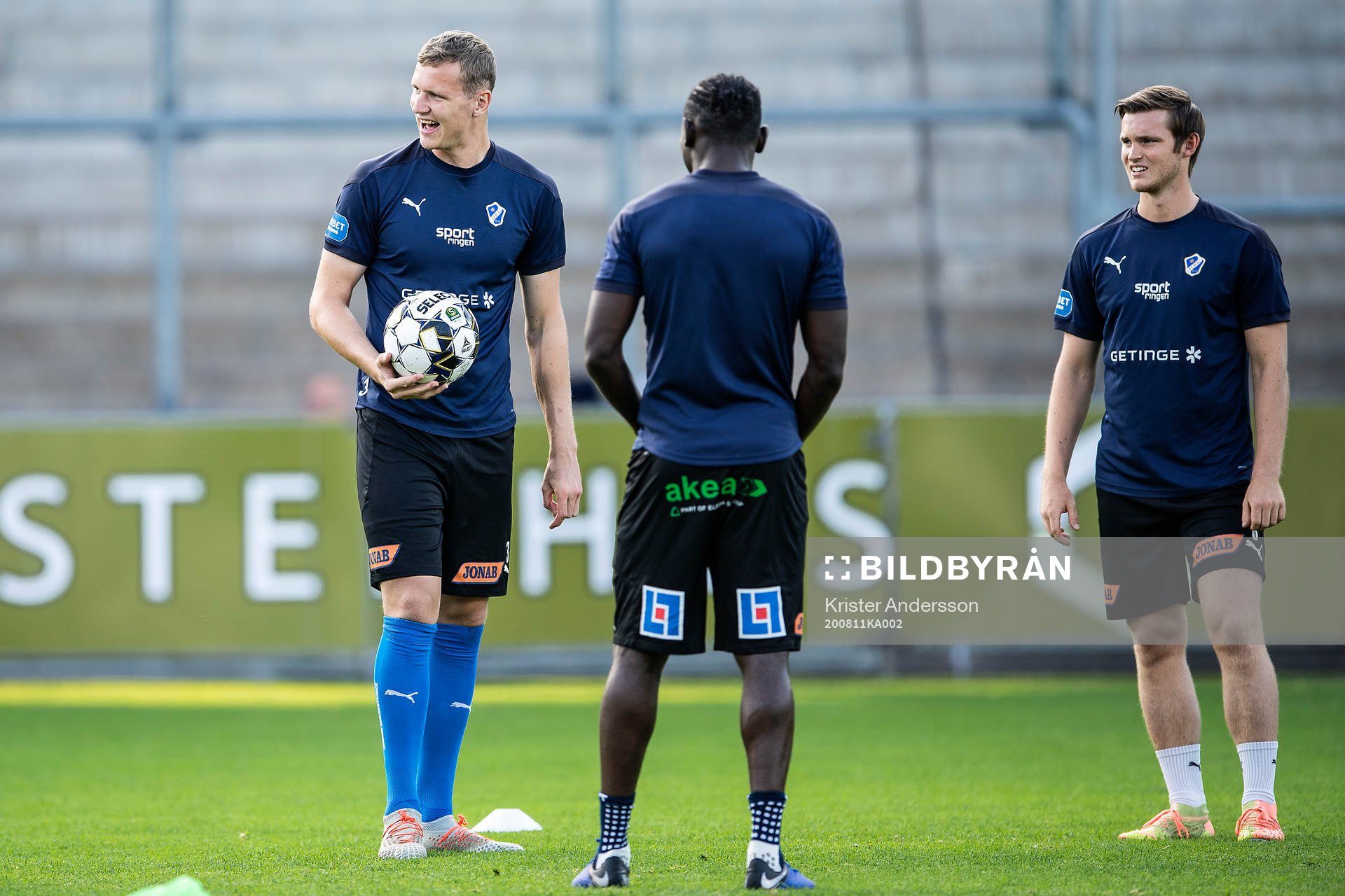Halmstads Alexander Berntsson och Jonathan Svedberg värmer