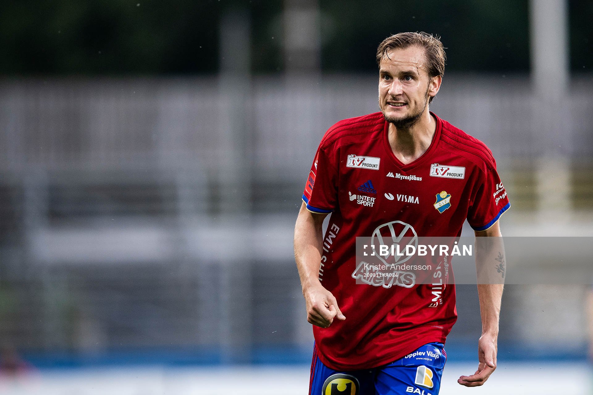 Östers Månz Berg reagerar mot domaren