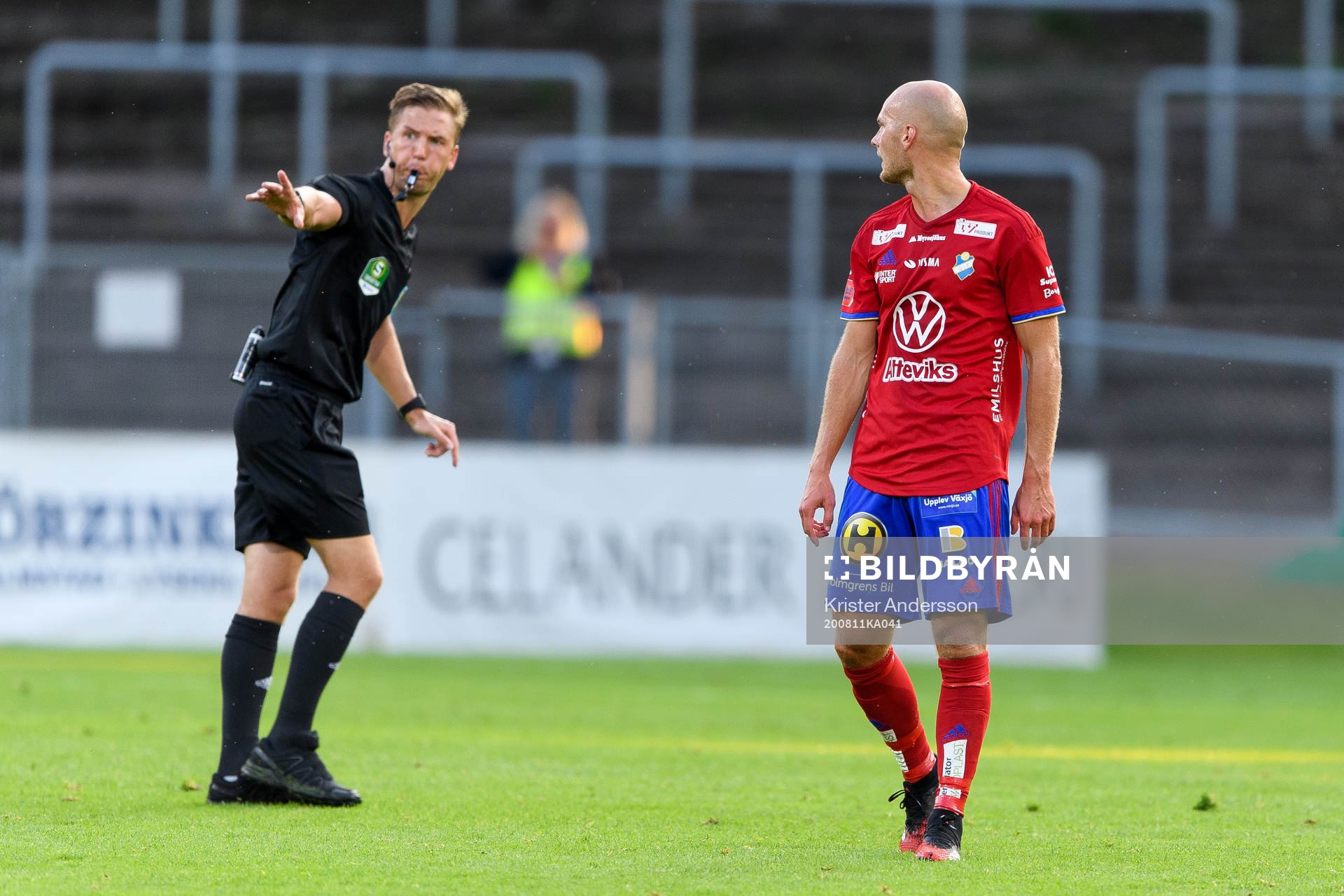Östers Jonathan Drott reagerar på domare Fredrik Hansson under fotbollsmatchen i Superettan mellan Halmstad och Öster den 11 augusti 2020 i Halmstad.