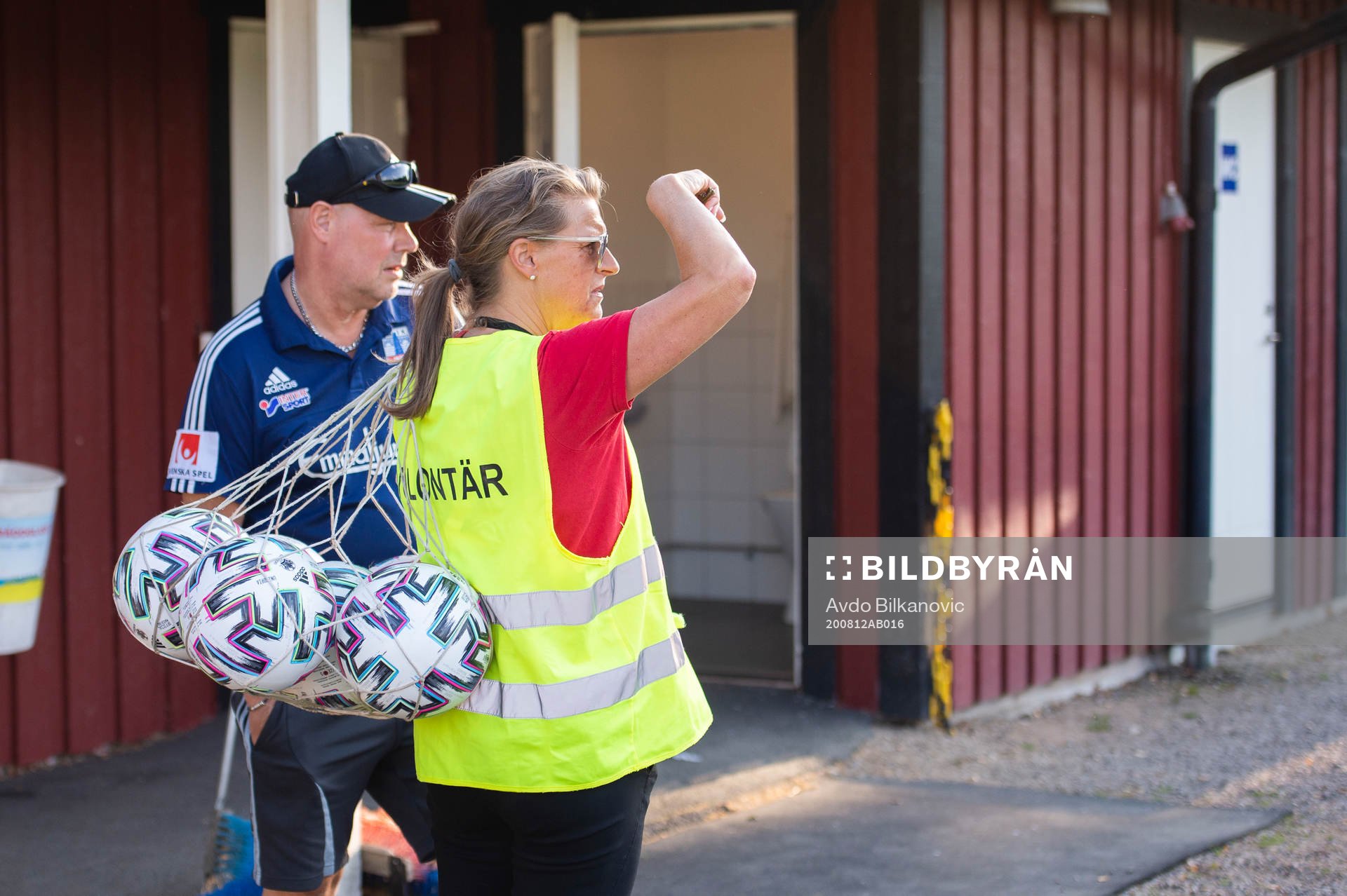 Volontär med bollar