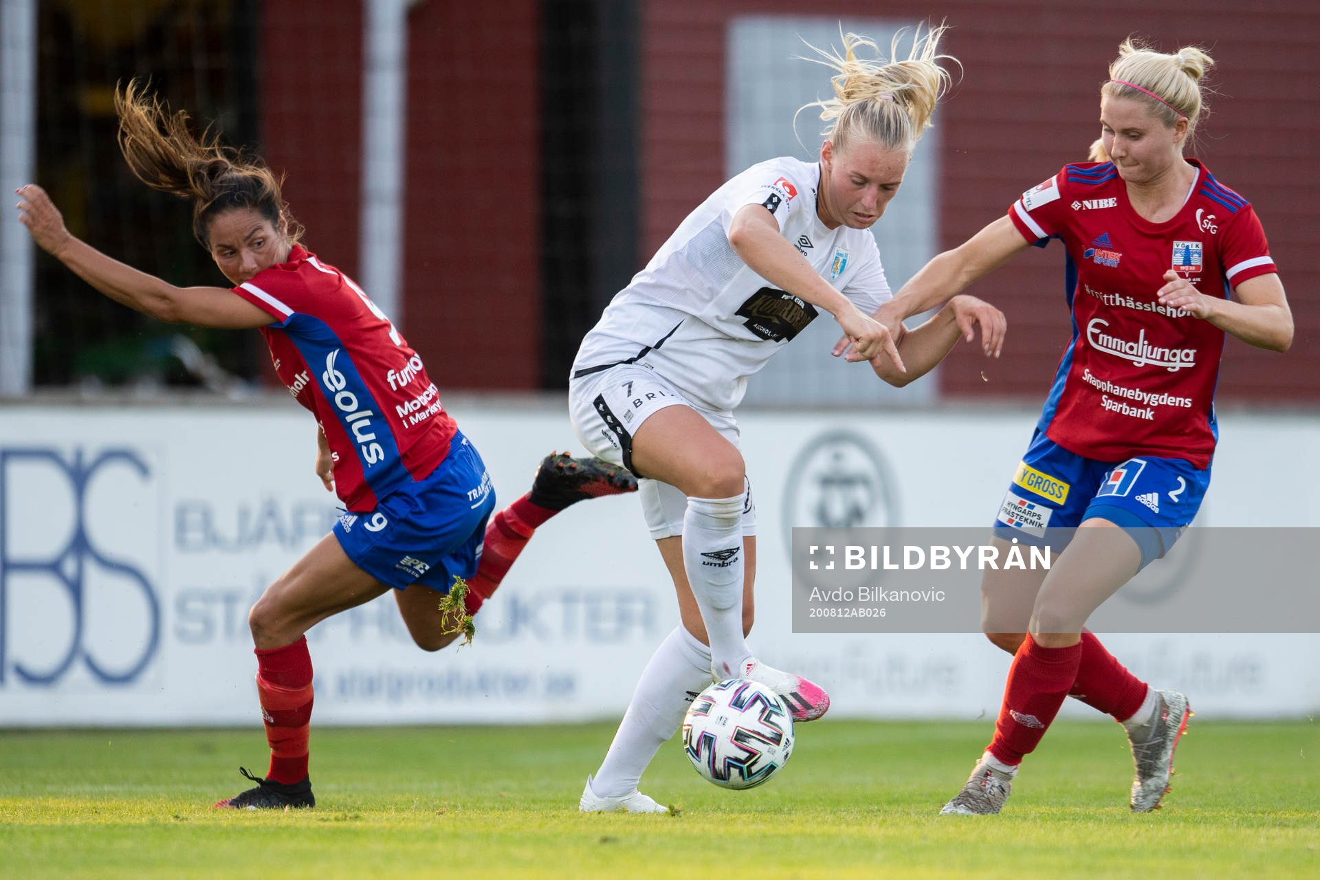 Göteborgs Stina Blackstenius mellan Vittsjös Lisa Klinga