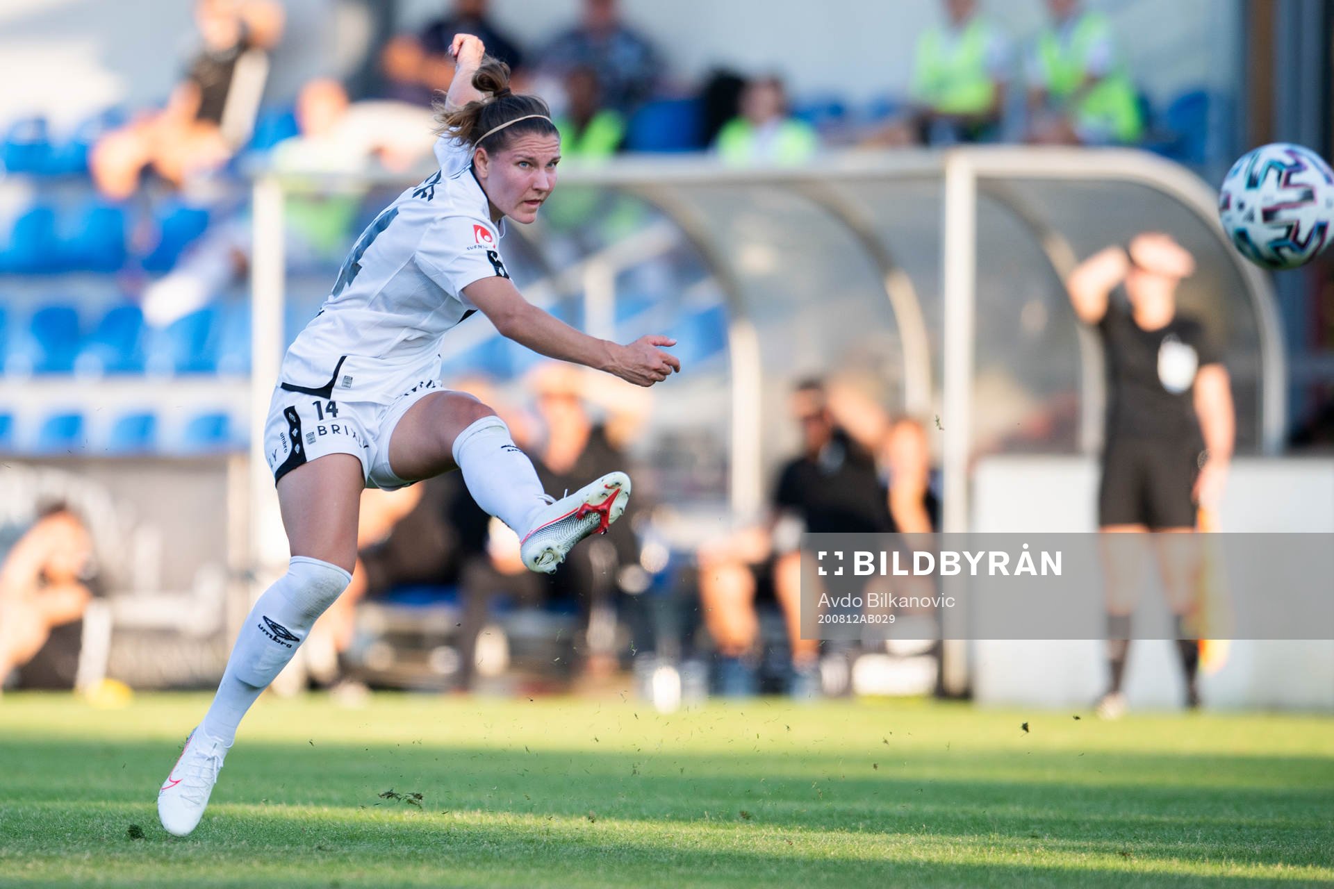 Göteborgs Natalia Kuikka skjuter in 0-2 målet