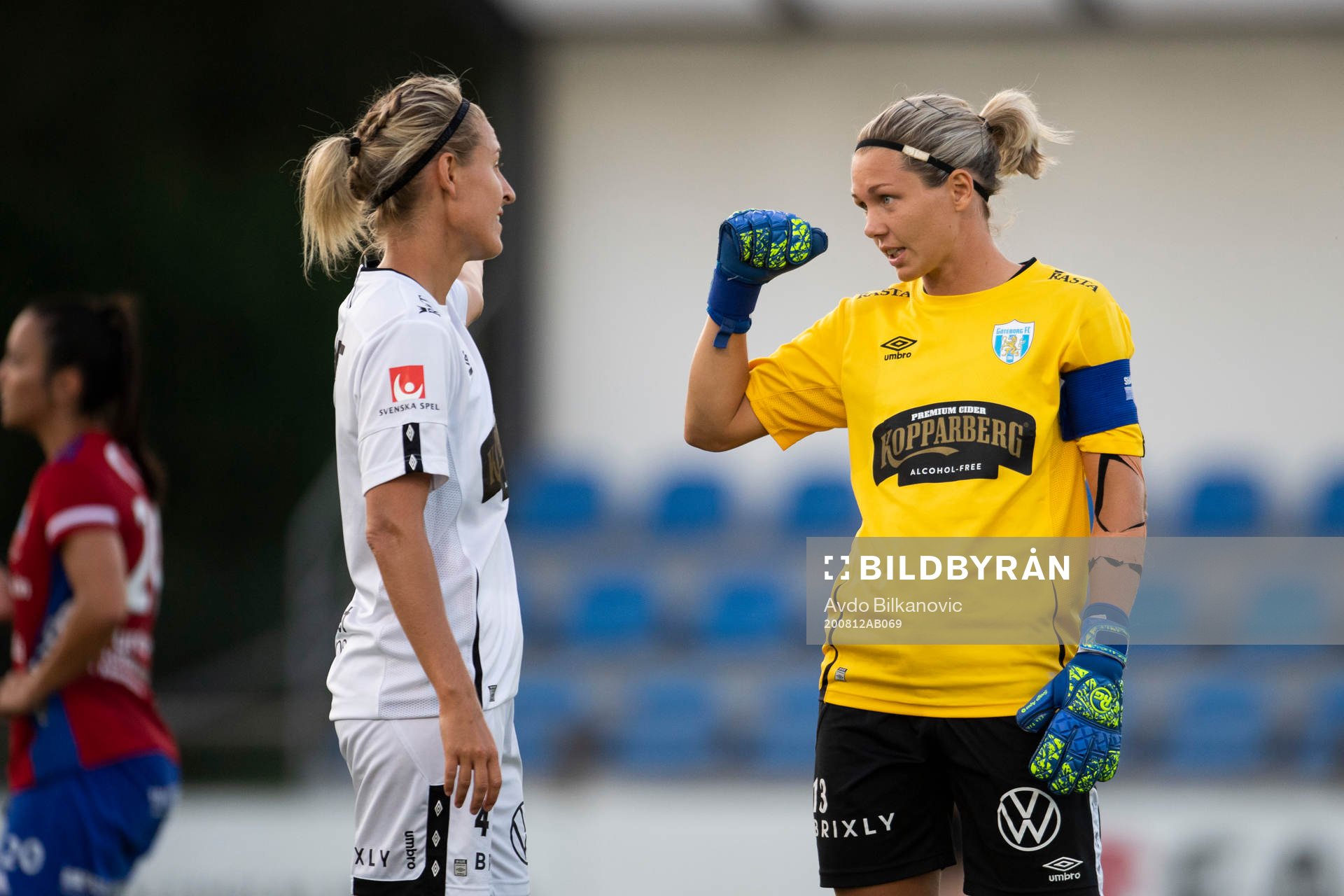 Göteborgs Emma Kullberg och målvakt Jennifer Falk