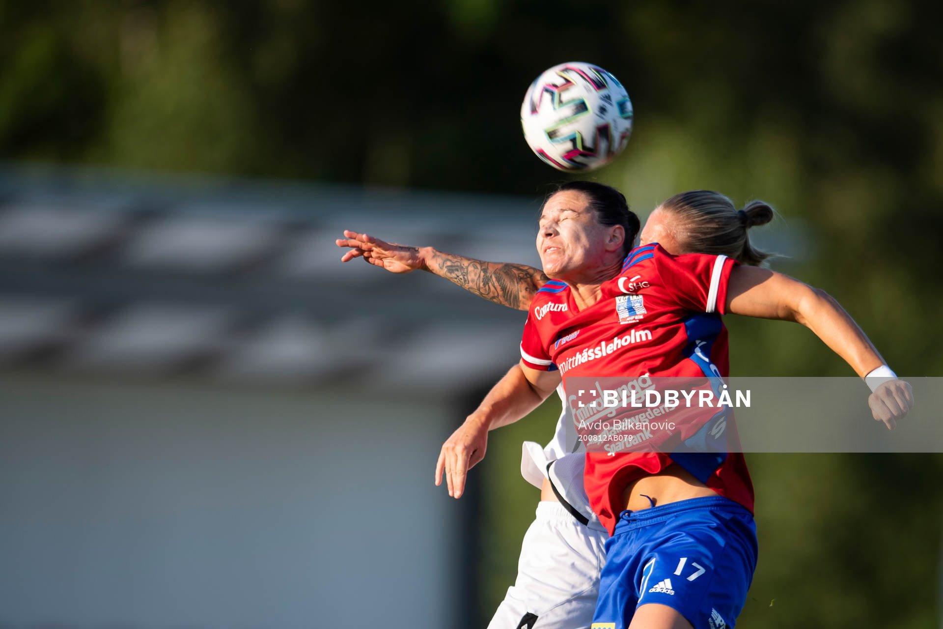 Vittsjös Emily Gielnik i nickduell med Göteborgs spelare