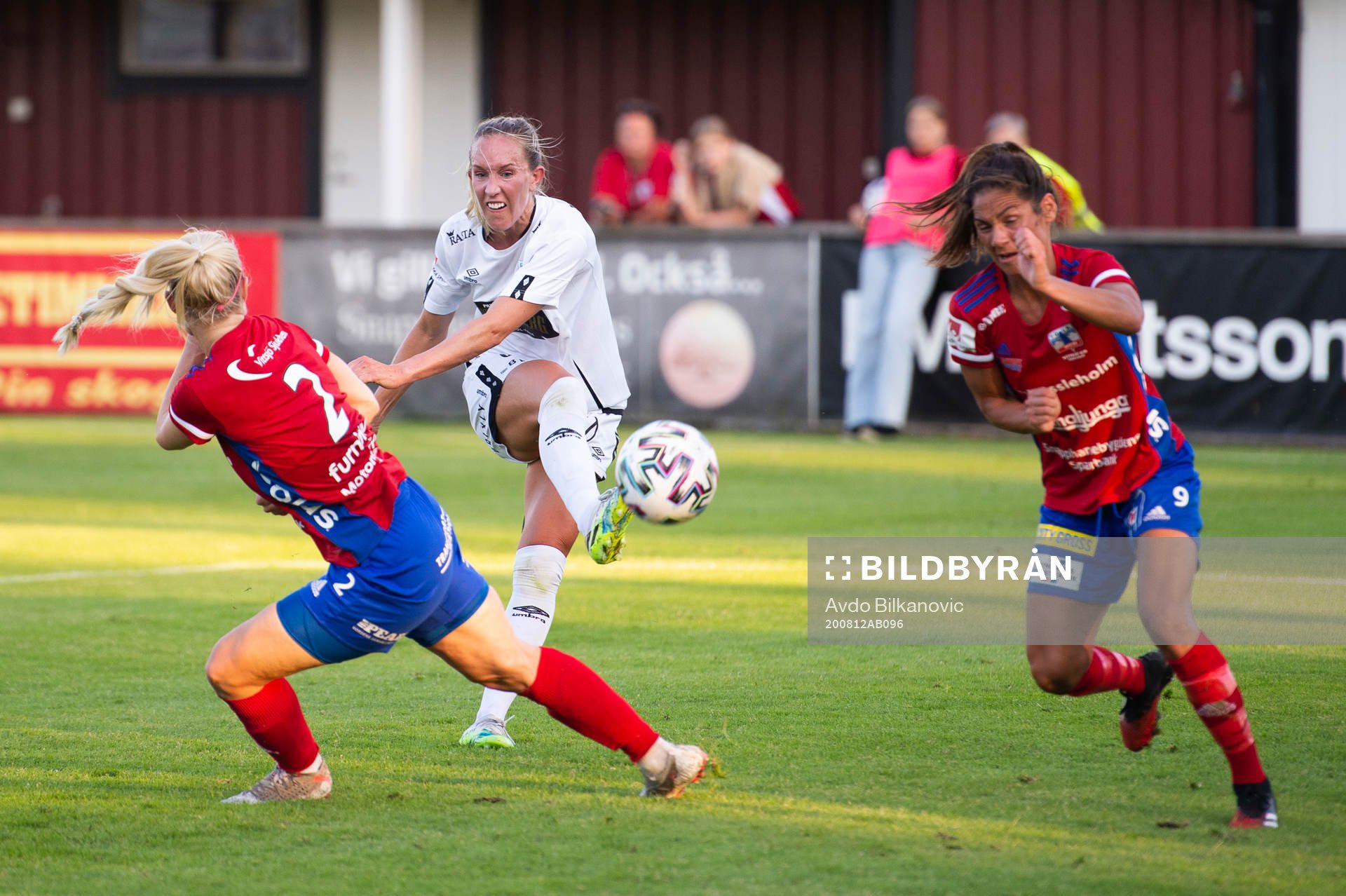 Göteborgs Julia Roddar mellan Vittsjös Mie Leth Jans  och