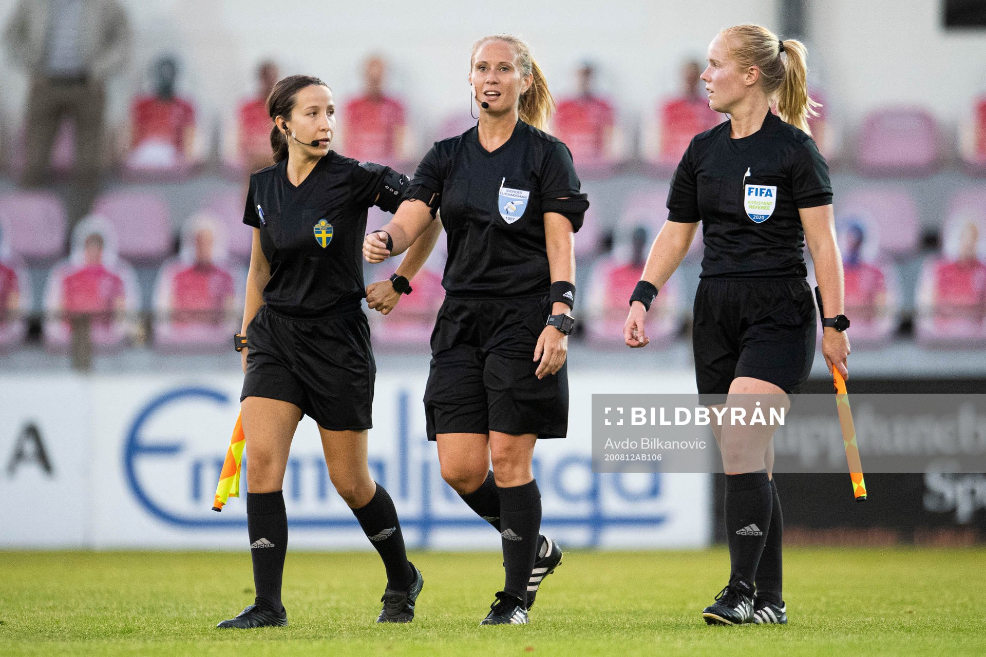 Domare Sandra Almkvist, assisterande domare Emelie