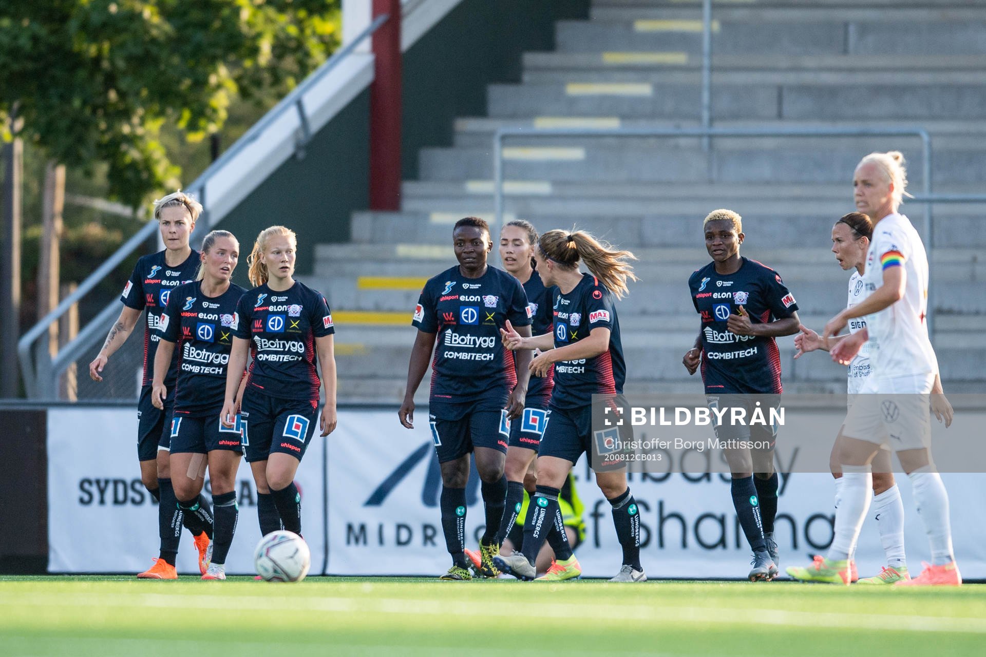 Linköpings Uchenna Grace Kanu jublar med lagkamrater