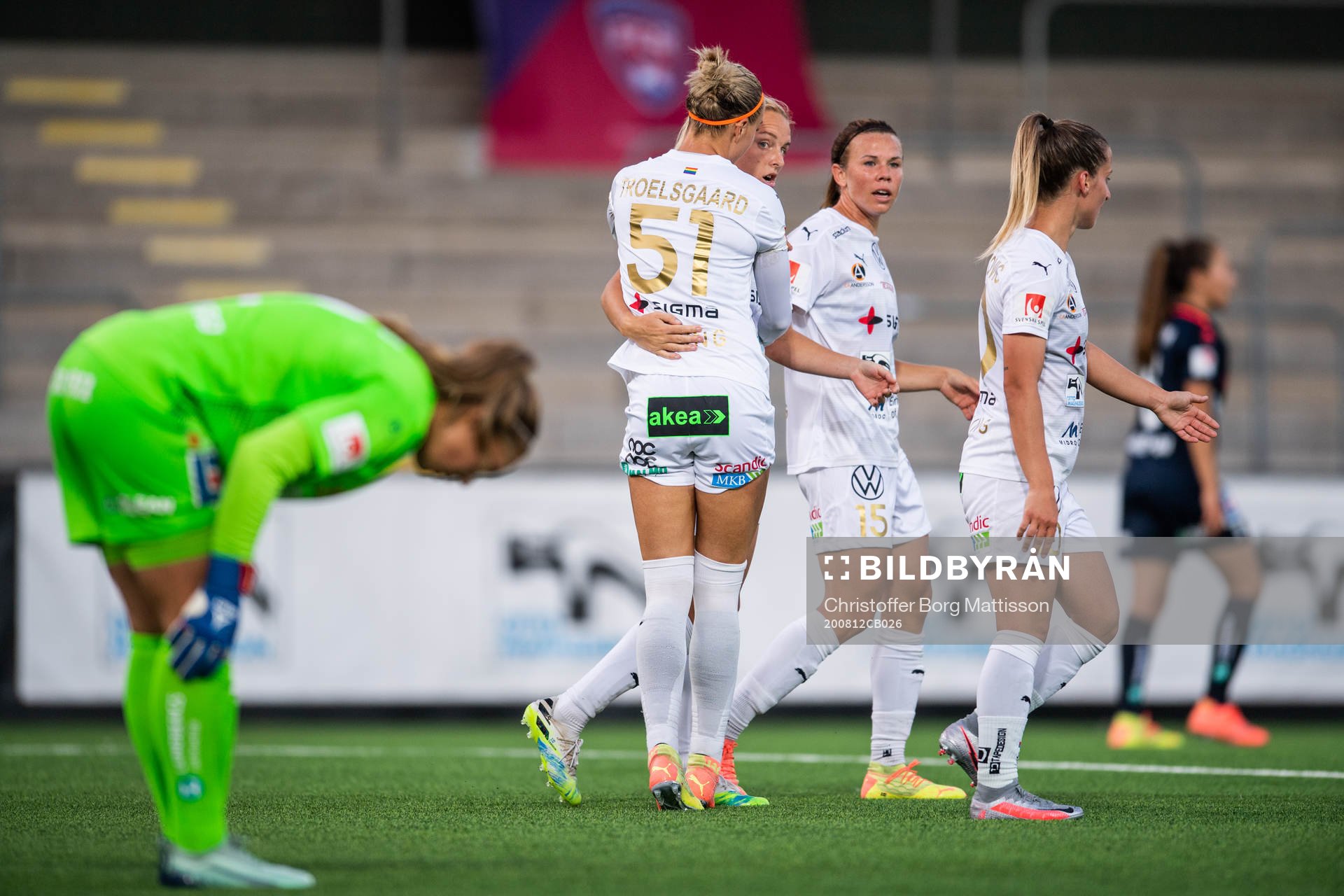 Rosengårds Sanne Troelsgaard och Mimmi Larsson jublar