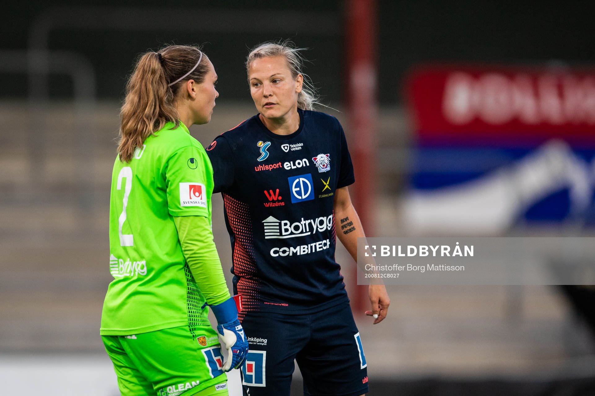 Linköpings målvakt Matilda Haglund och Lisa Hurtig deppar