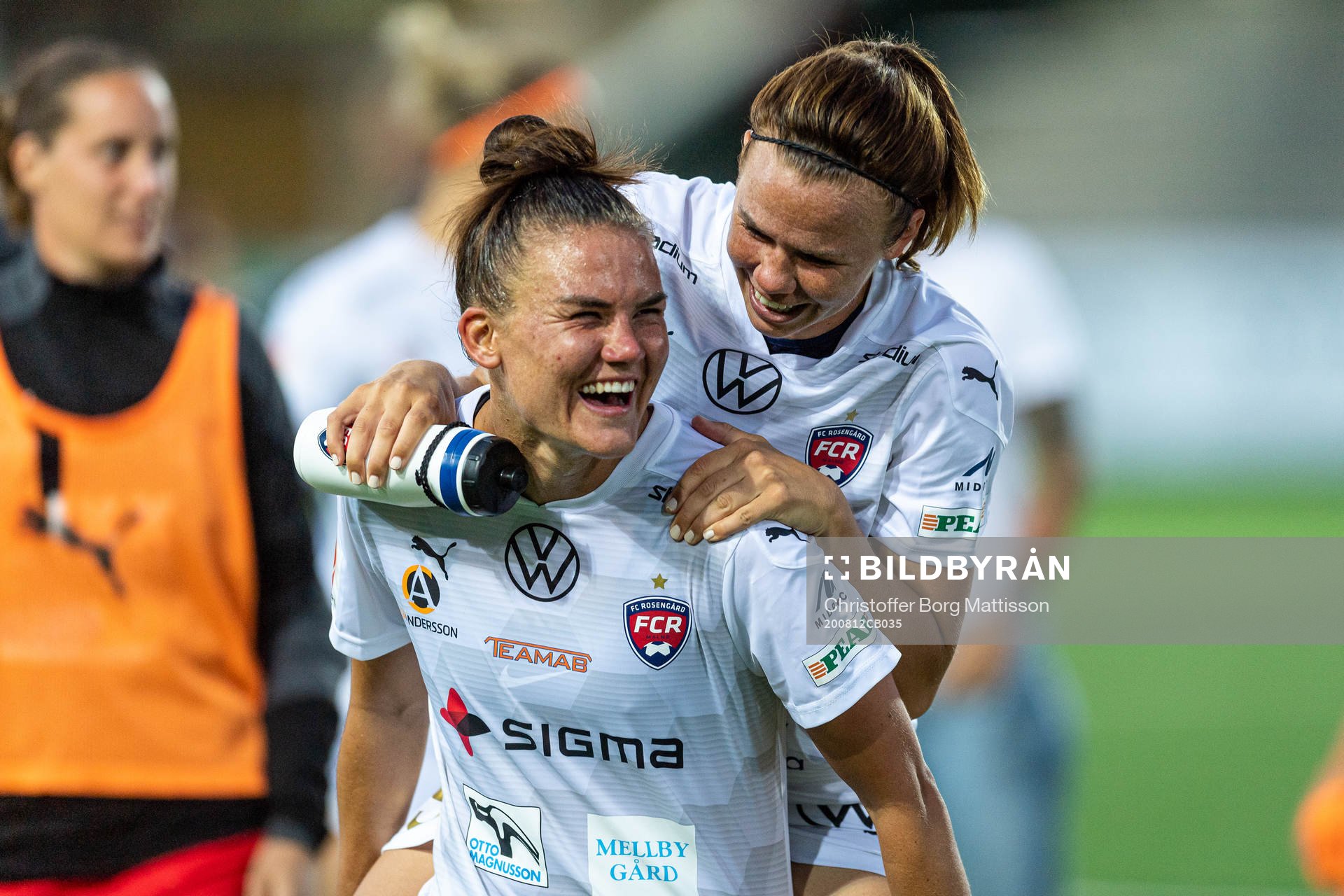 Rosengårds Katrine Veje och Jessica Samuelsson jublar