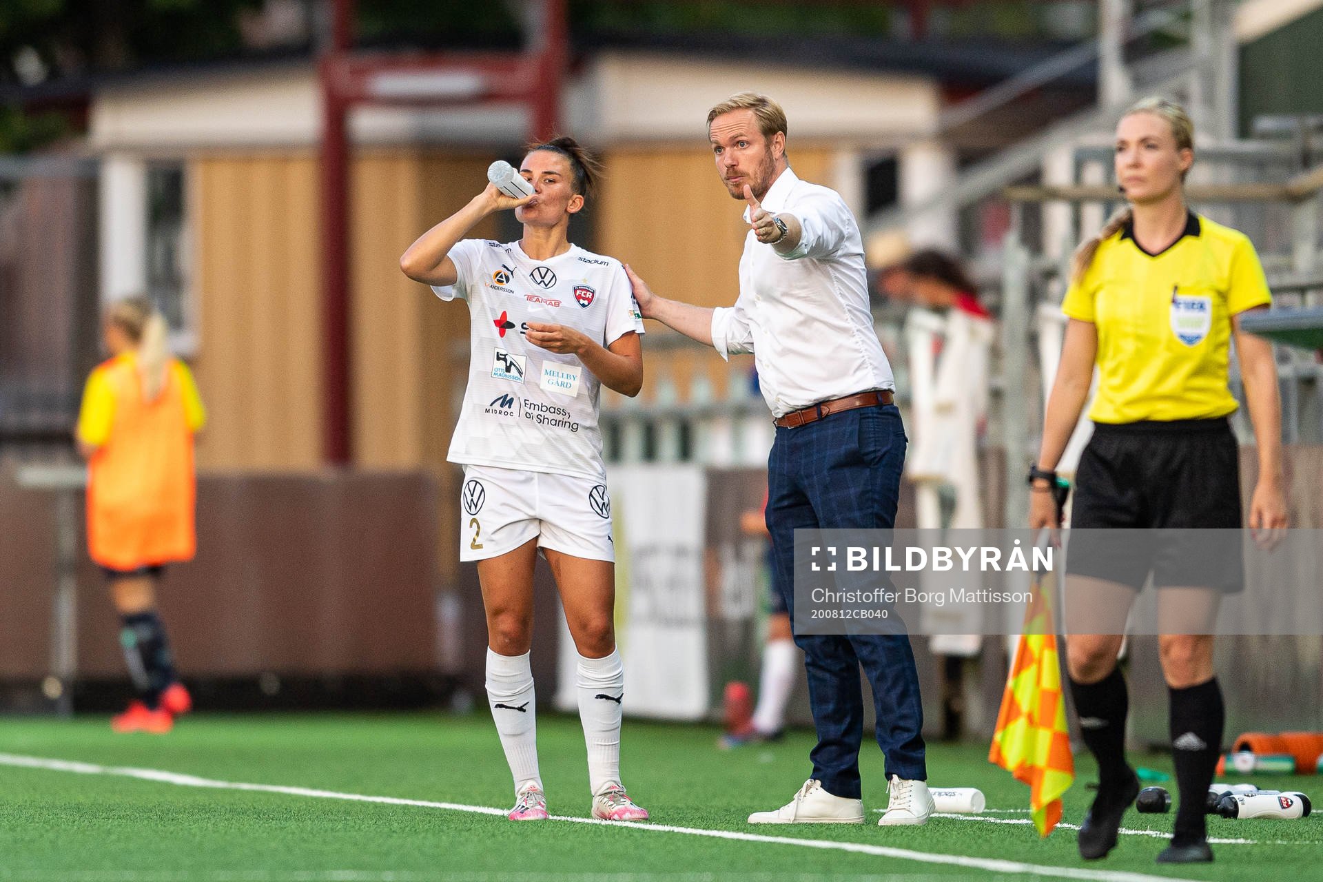 Rosengårds tränare Jonas Eidevall instruerar Katrine Veje