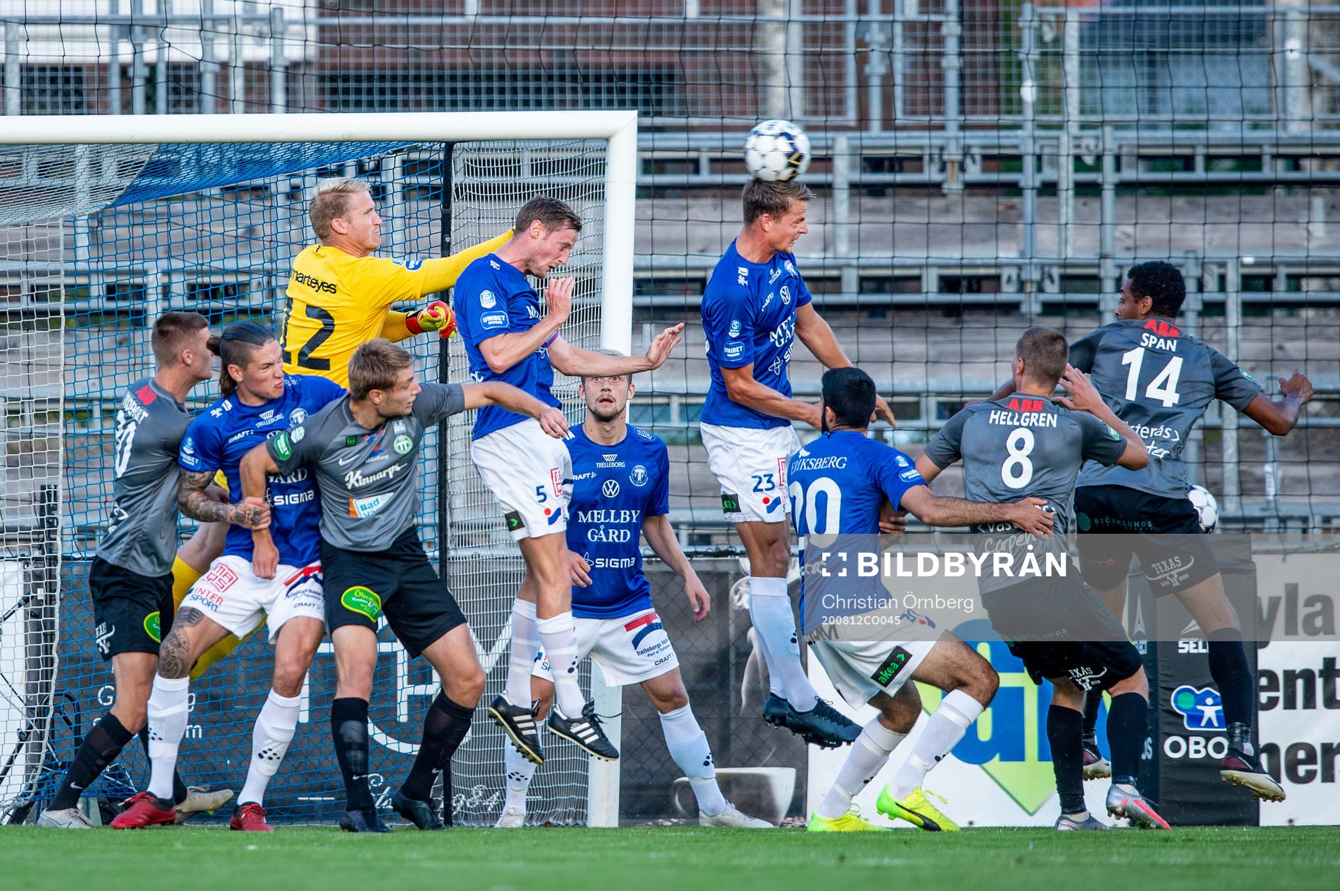 Trelleborgs målvakt Hampus Nilsson försöker rensa