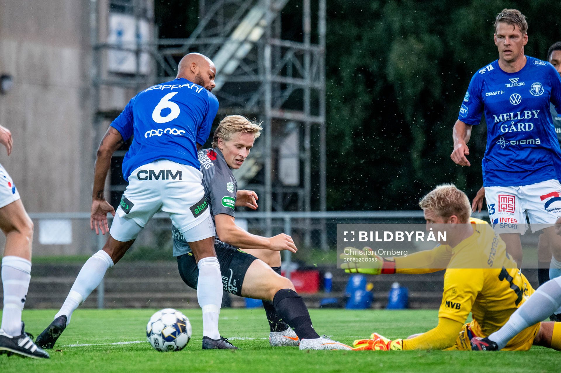 Västerås Douglas Karlberg mot Trelleborgs Salif Camara