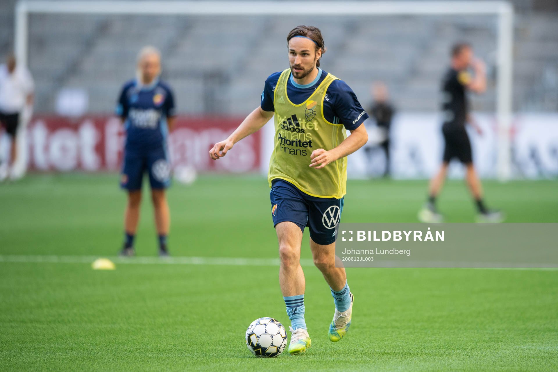 Djurgårdens Kevin Walker värmer upp