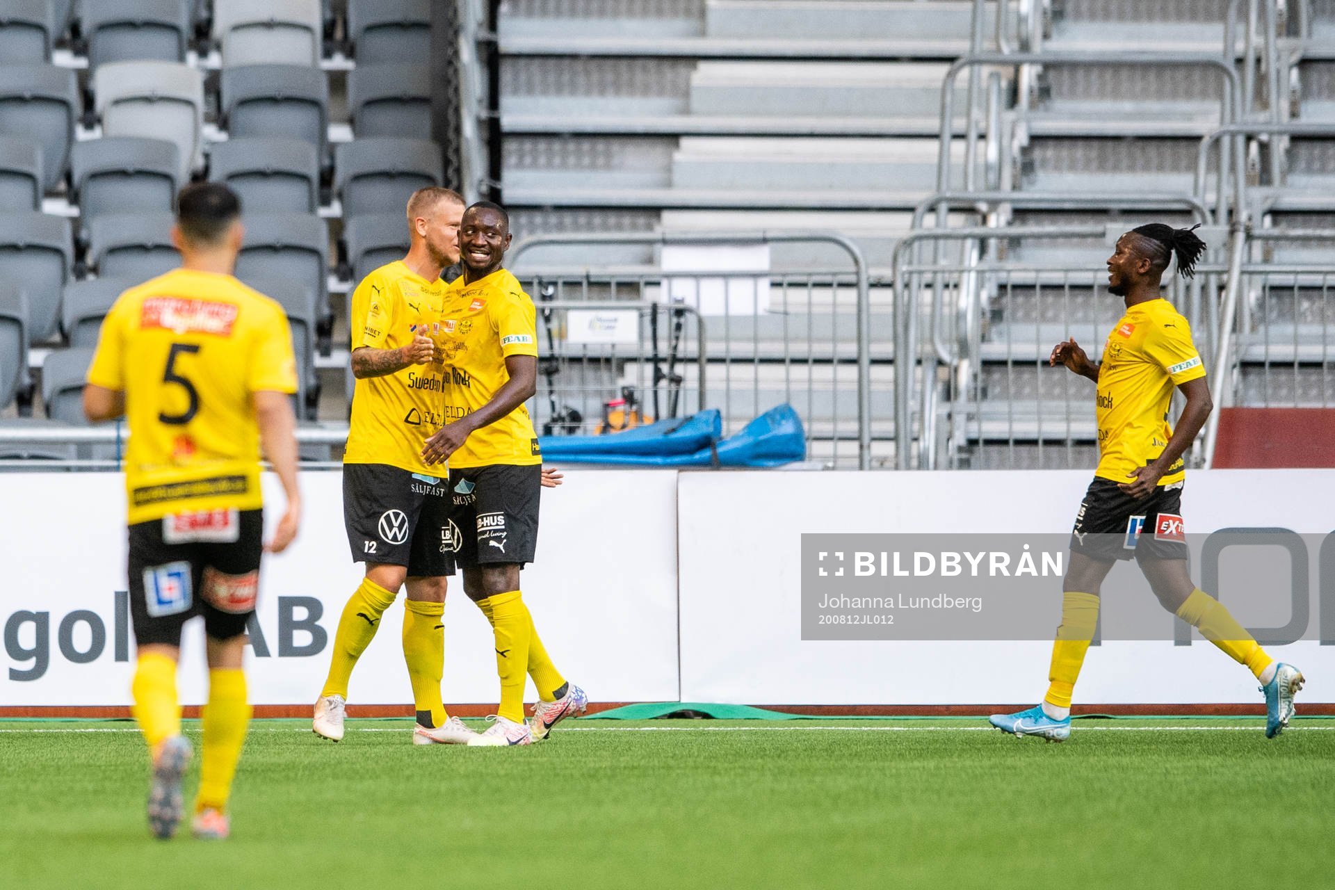 Mjällbys Moses Ogbu jublar med lagkamrater