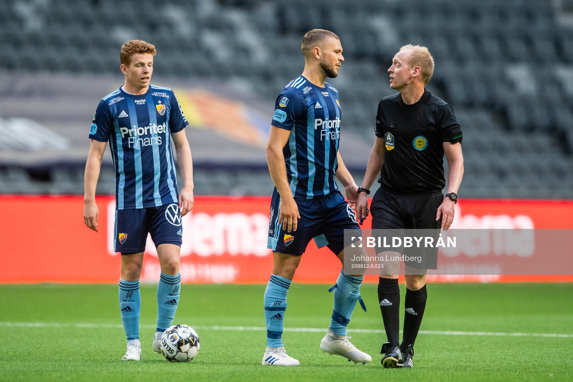 Djurgårdens Jesper Karlström i samtal med domare Per Melin