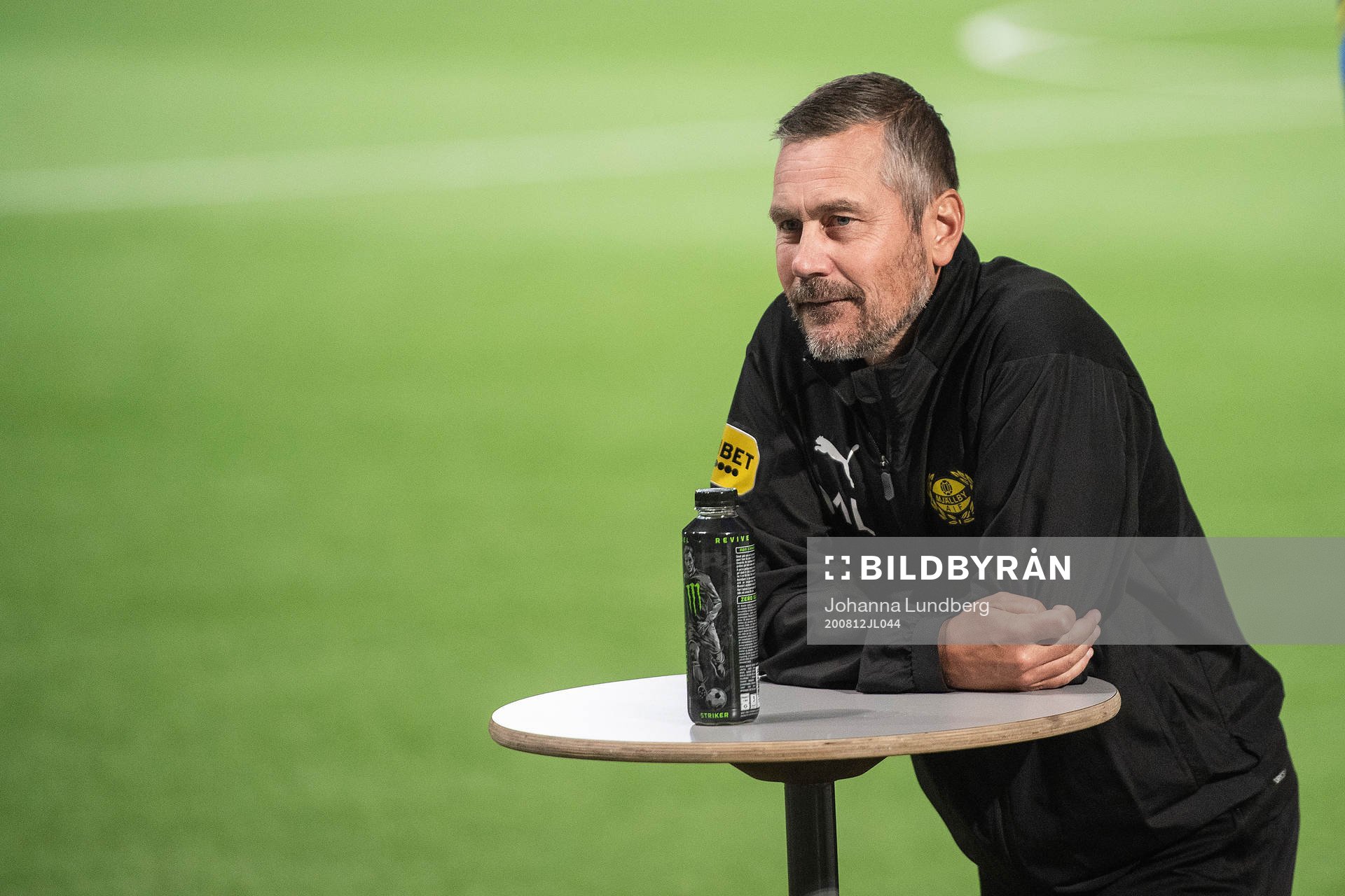 Mjällbys tränare Marcus Lantz deltar i en presskonferens