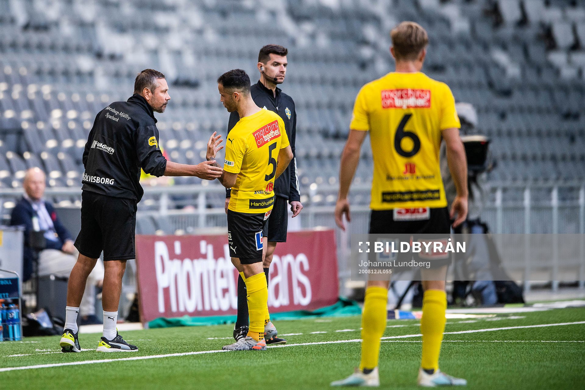 Mjällbys tränare Marcus Lantz i samtal med Mohanad Jeahze
