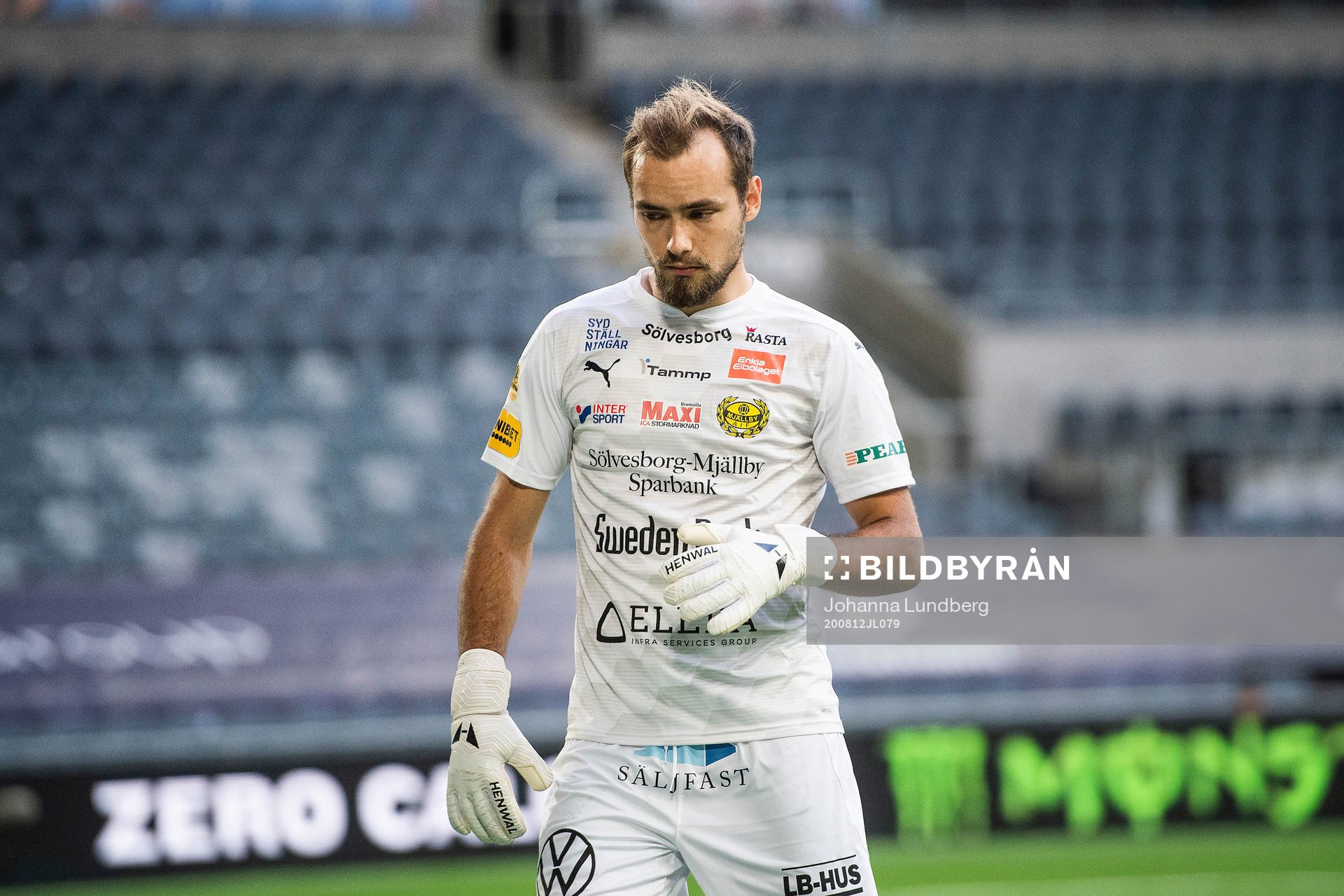 Mjällbys målvakt Carl-Johan Eriksson deppar