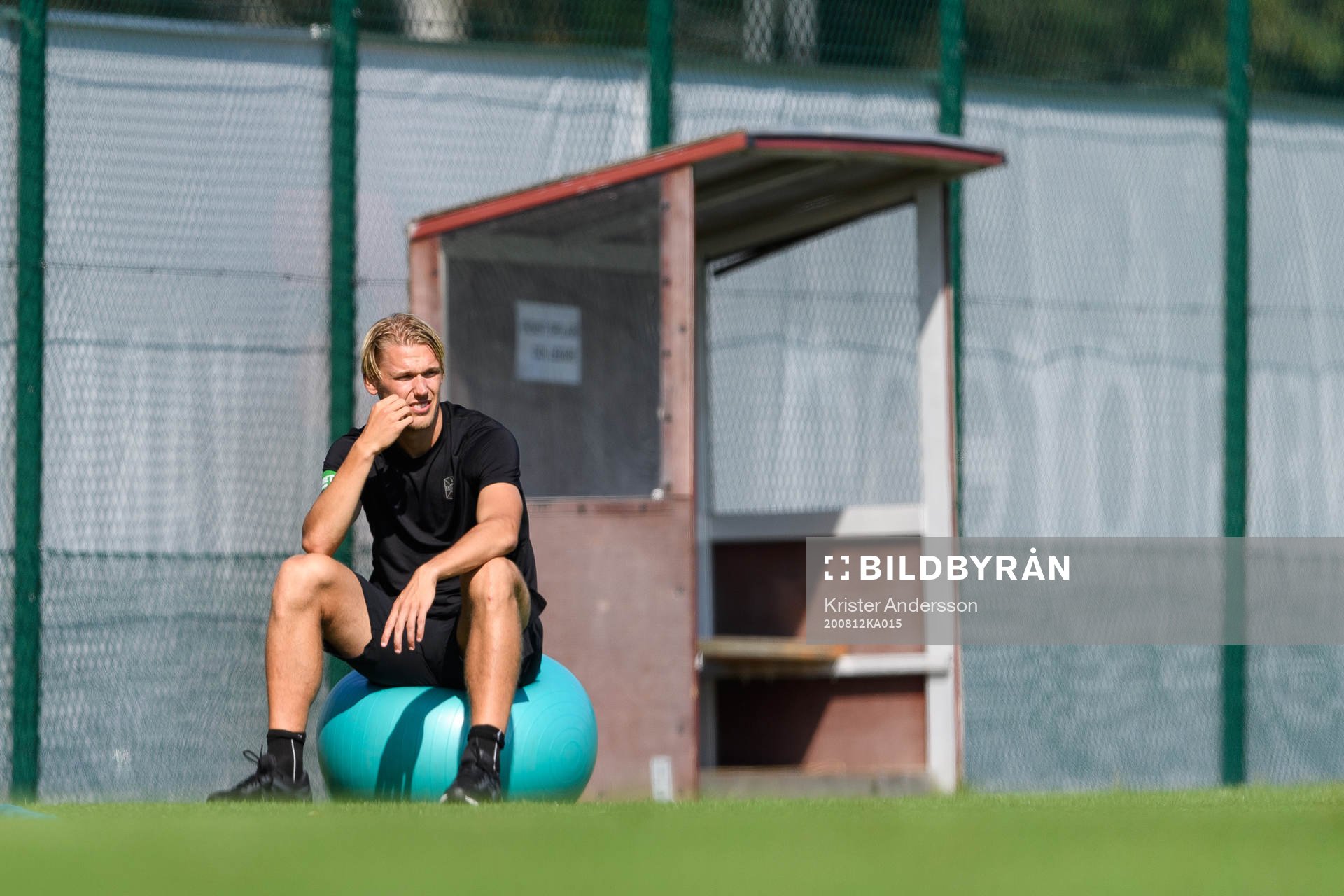 Hampus Zachrisson vid sidan av planen