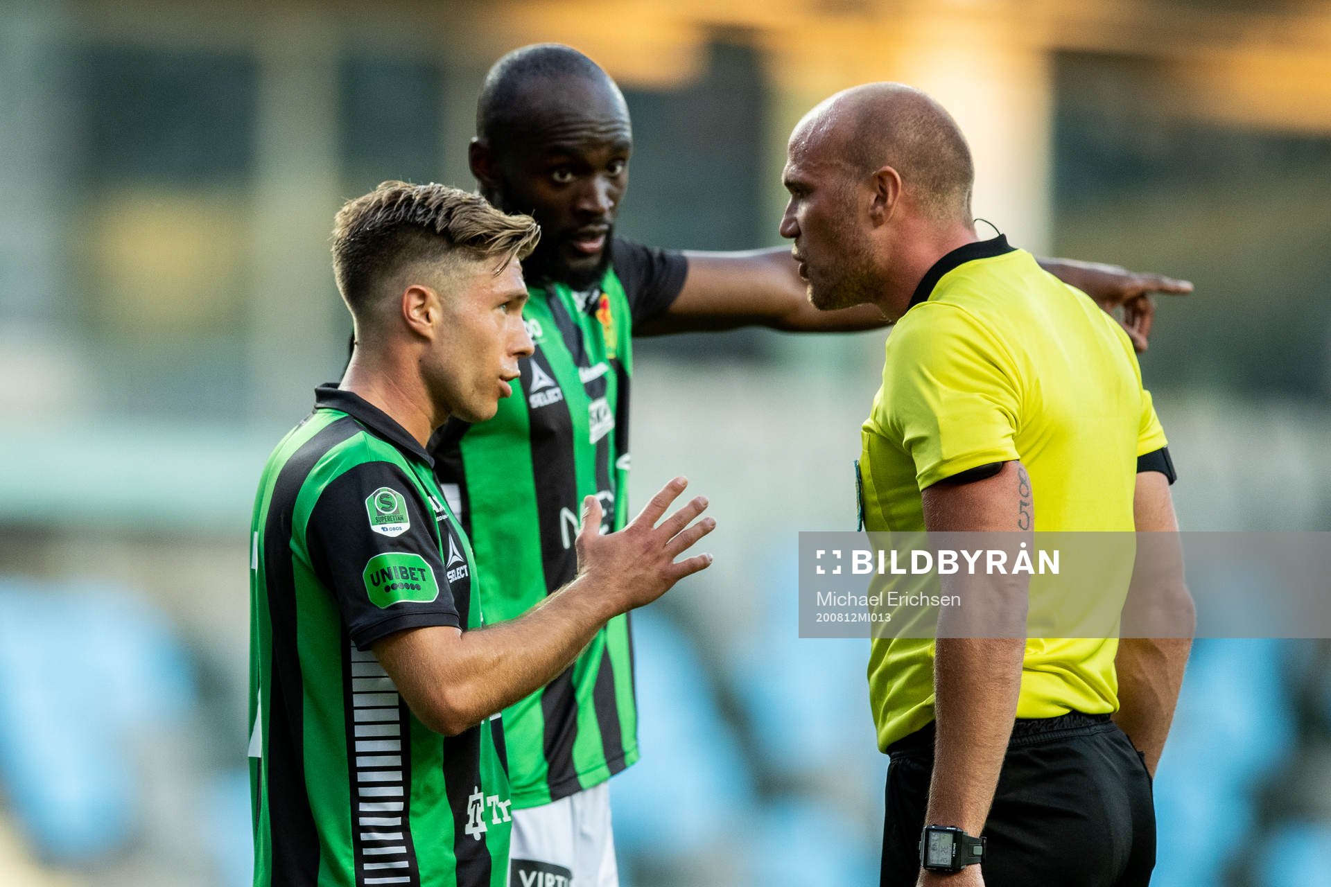 GAIS Nikola Ladan och Borins Lumbana diskuterar med domare