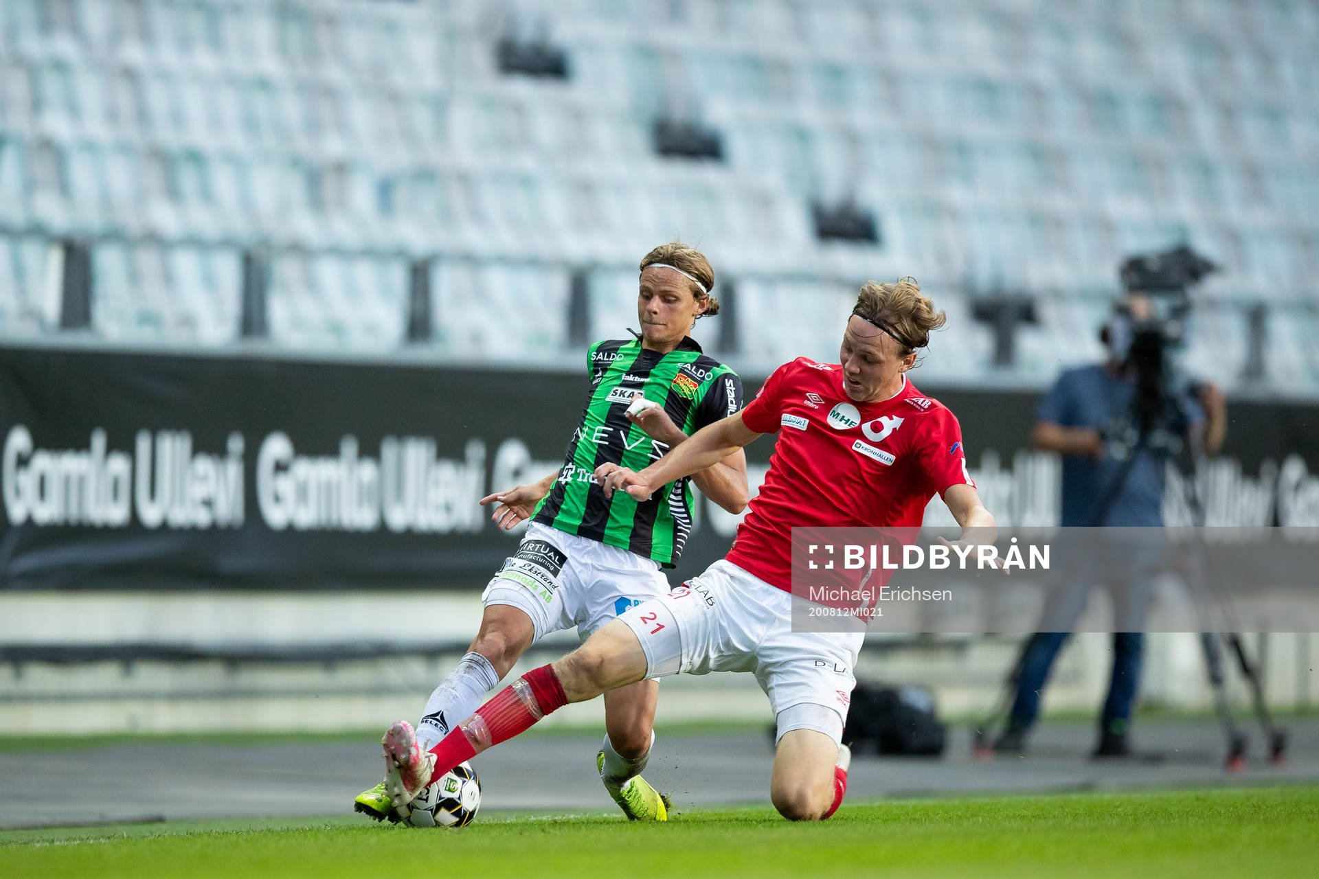GAIS Fredrik Martinsson och Degerfors Adam Carlén under fotbollsmatchen i Superettan  mellan GAIS och Degerfors den 12 augusti 2020 i Göteborg.