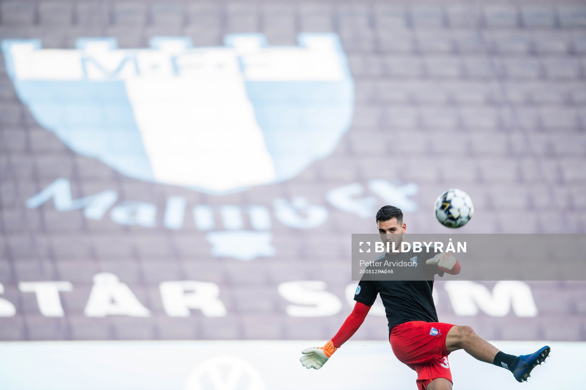 Malmö FFs målvakt Marko Johansson värmer upp