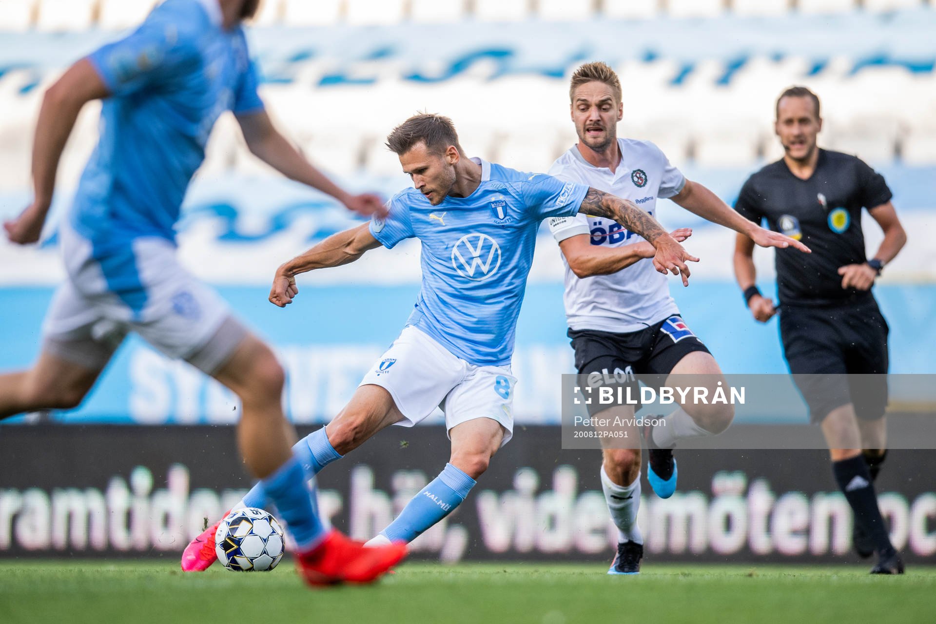 Malmö FFs Arnór Ingvi Traustason och Örebros Johan Mårtensson under fotbollsmatchen i Allsvenskan mellan Malmö FF och Örebro den 12 augusti 2020 i Malmö.
