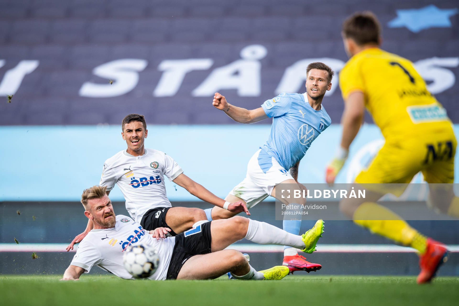 Malmö FFs Arnór Traustason och Örebros Hussein Ali,