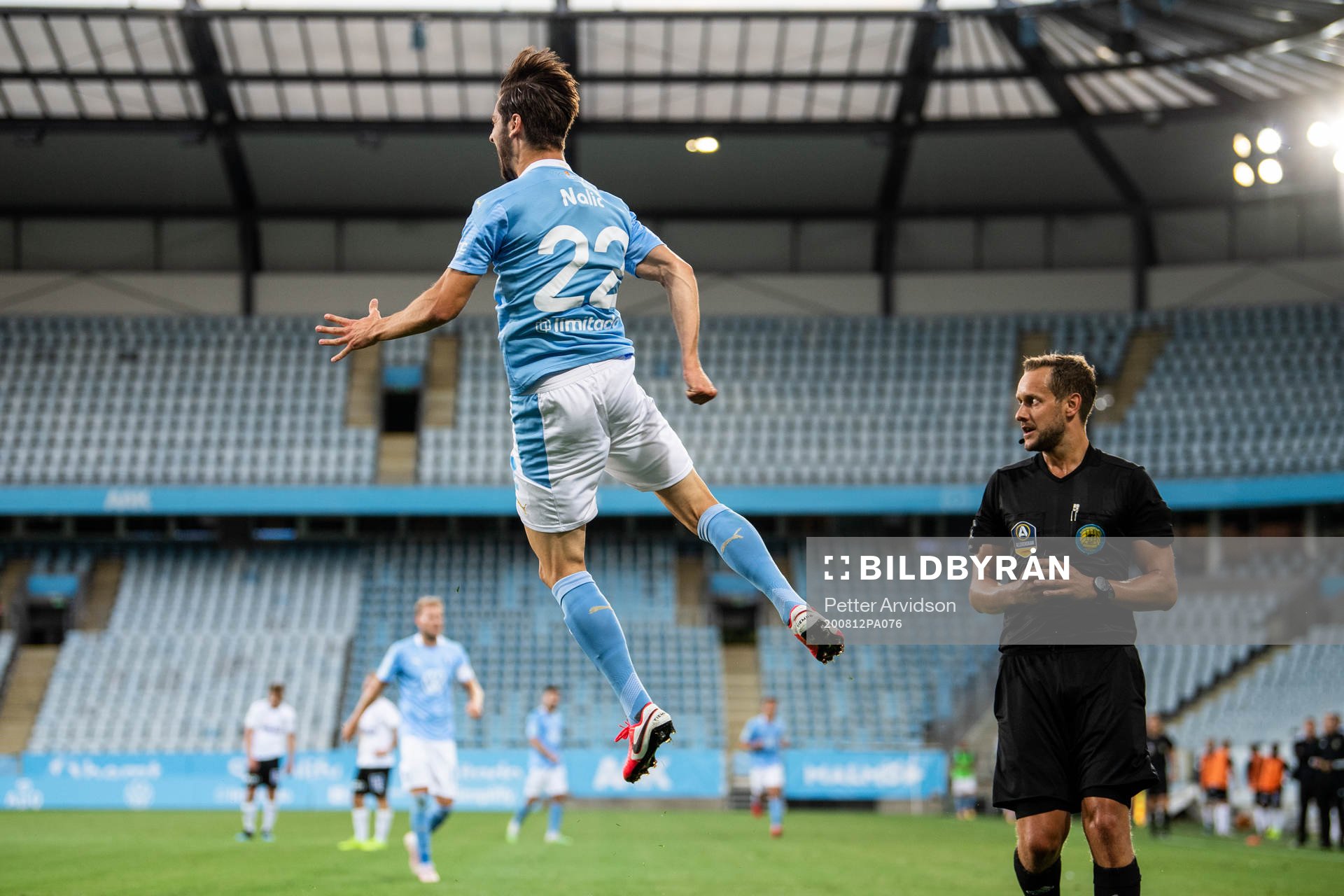 Malmö FFs Adi Nalic jublar efter 2-1 bredvid domare Viktor Wolf  under fotbollsmatchen i Allsvenskan mellan Malmö FF och Örebro den 12 augusti 2020 i Malmö.