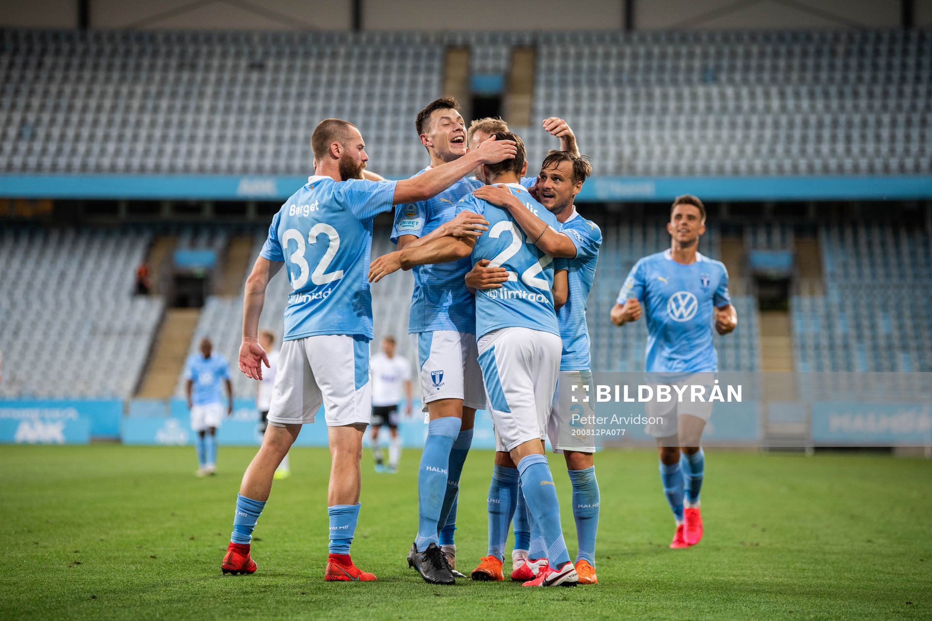 Malmö FFs Jo Inge Berget, Anel Ahmedhodzic och Eric Larsson jublar med Adi Nalic efter 2-1 under fotbollsmatchen i Allsvenskan mellan Malmö FF och Örebro den 12 augusti 2020 i Malmö.