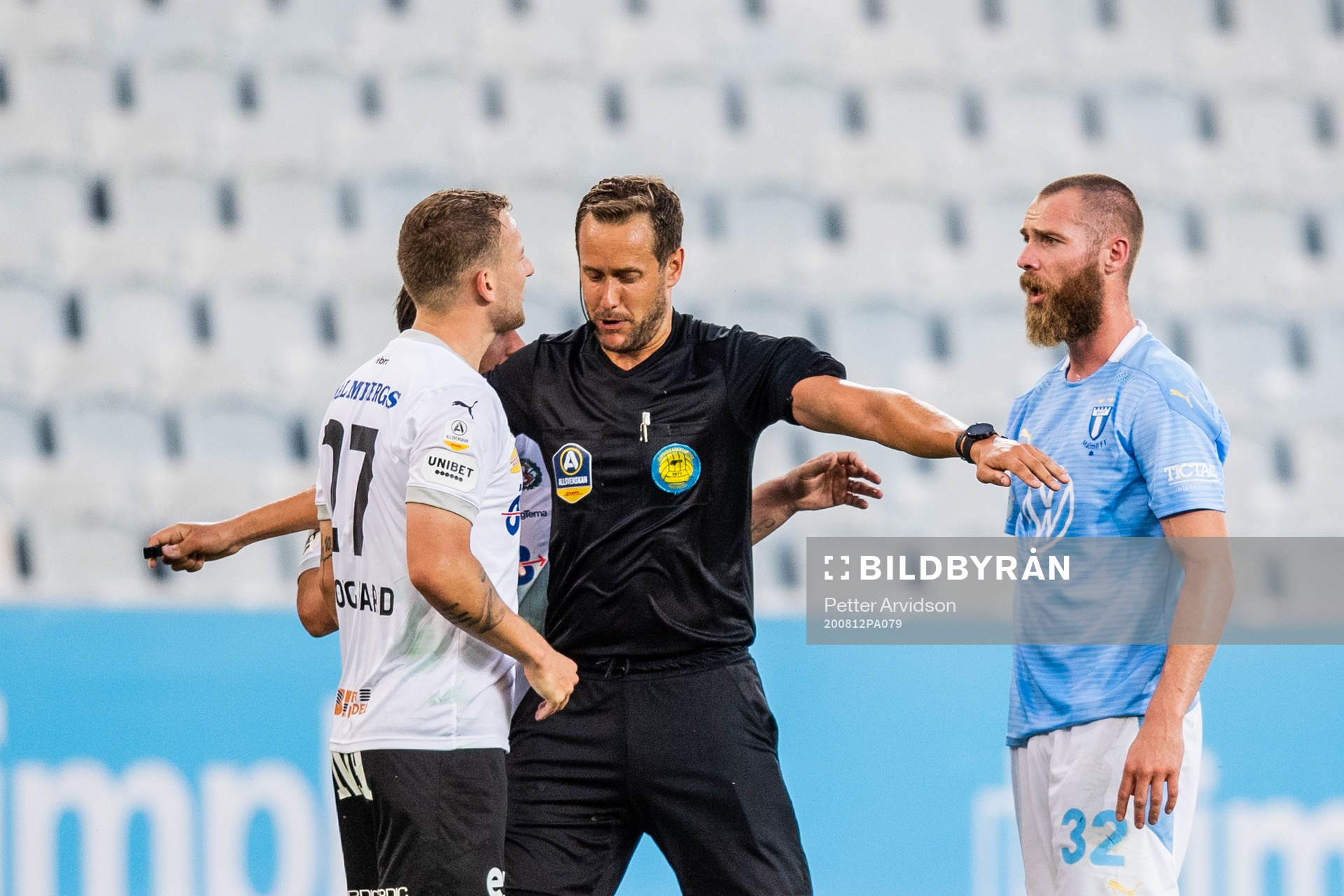 Domare Viktor Wolf avstyr en diskussion med Örebros Andreas Skovgaard och Malmö FFs Jo Inge Berget under fotbollsmatchen i Allsvenskan mellan Malmö FF och Örebro den 12 augusti 2020 i Malmö.
