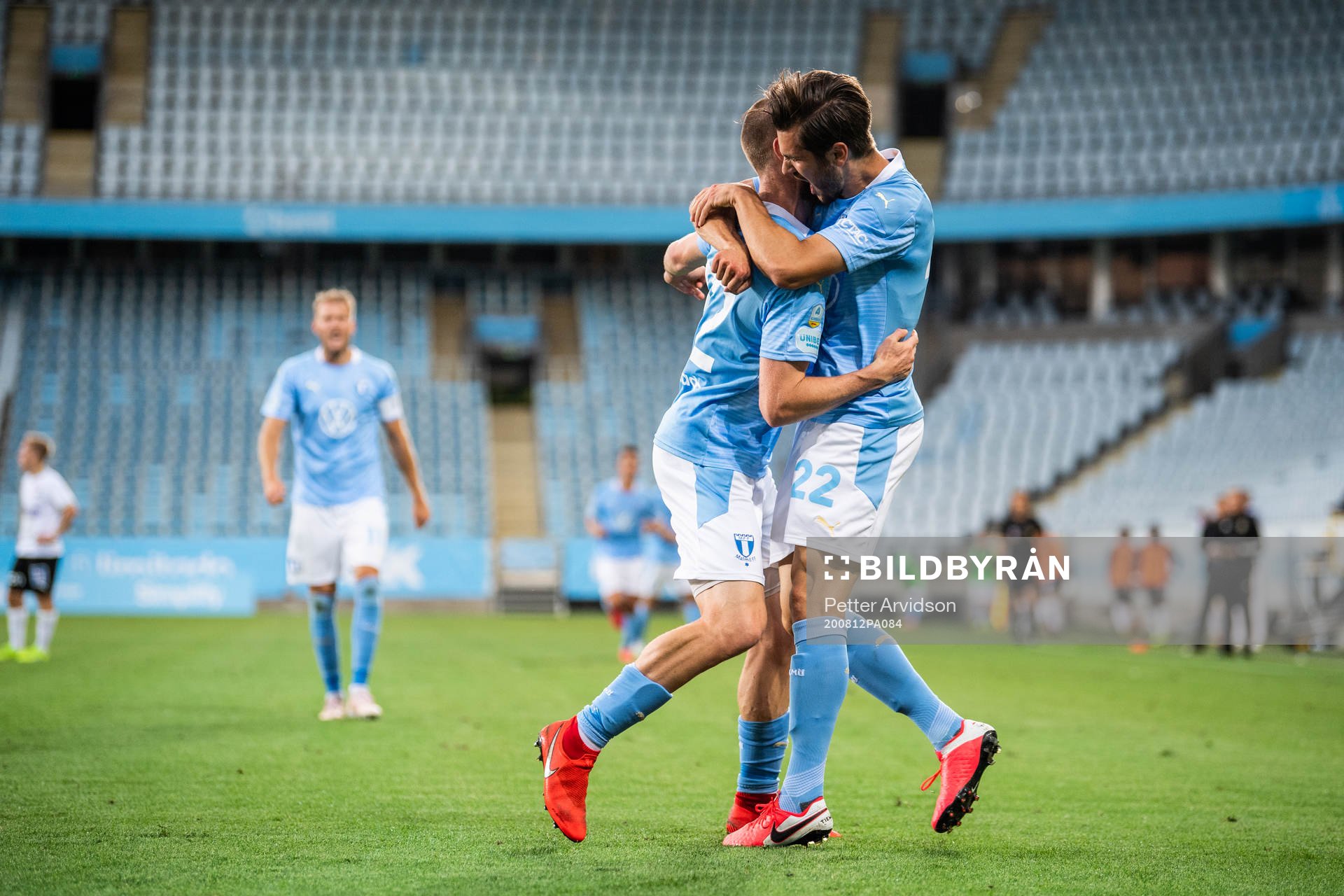 Malmö FFs Jo Inge Berget jublar med Adi Nalic efter 2-1 under fotbollsmatchen i Allsvenskan mellan Malmö FF och Örebro den 12 augusti 2020 i Malmö.