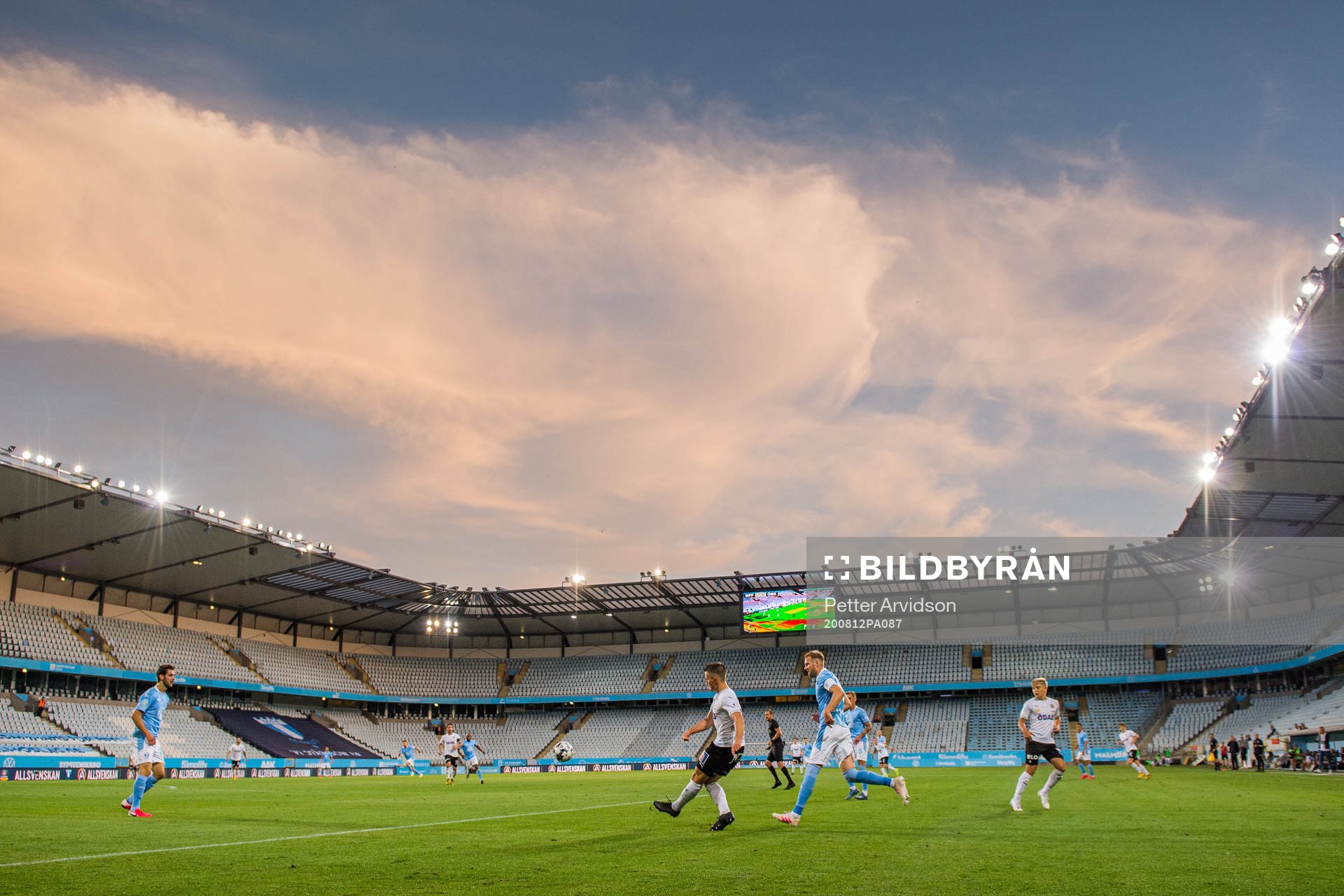 Örebros Michael Almebäck och Malmö FFs Ola Toivonen under fotbollsmatchen i Allsvenskan mellan Malmö FF och Örebro den 12 augusti 2020 i Malmö.